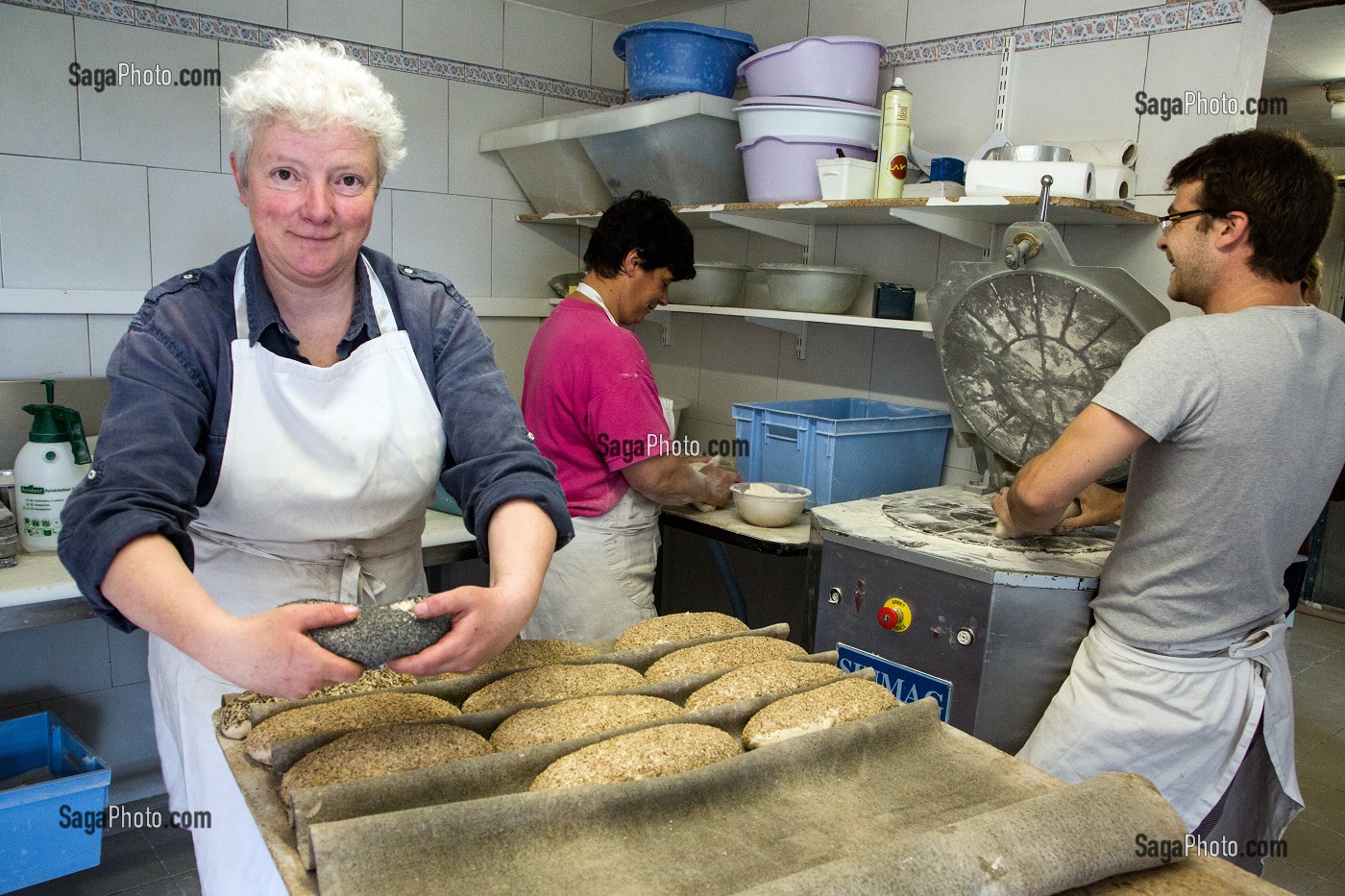PREPARATION DES PAINS AUX GRAINES PAR LA BOULANGERE BLANDINE ZOUTARD, BOULANGERIE DE PAIN BIO DE LA FERME DE SAINT-MAMERT, BUIS-SOUS-DANVILLE, EURE (27), FRANCE 