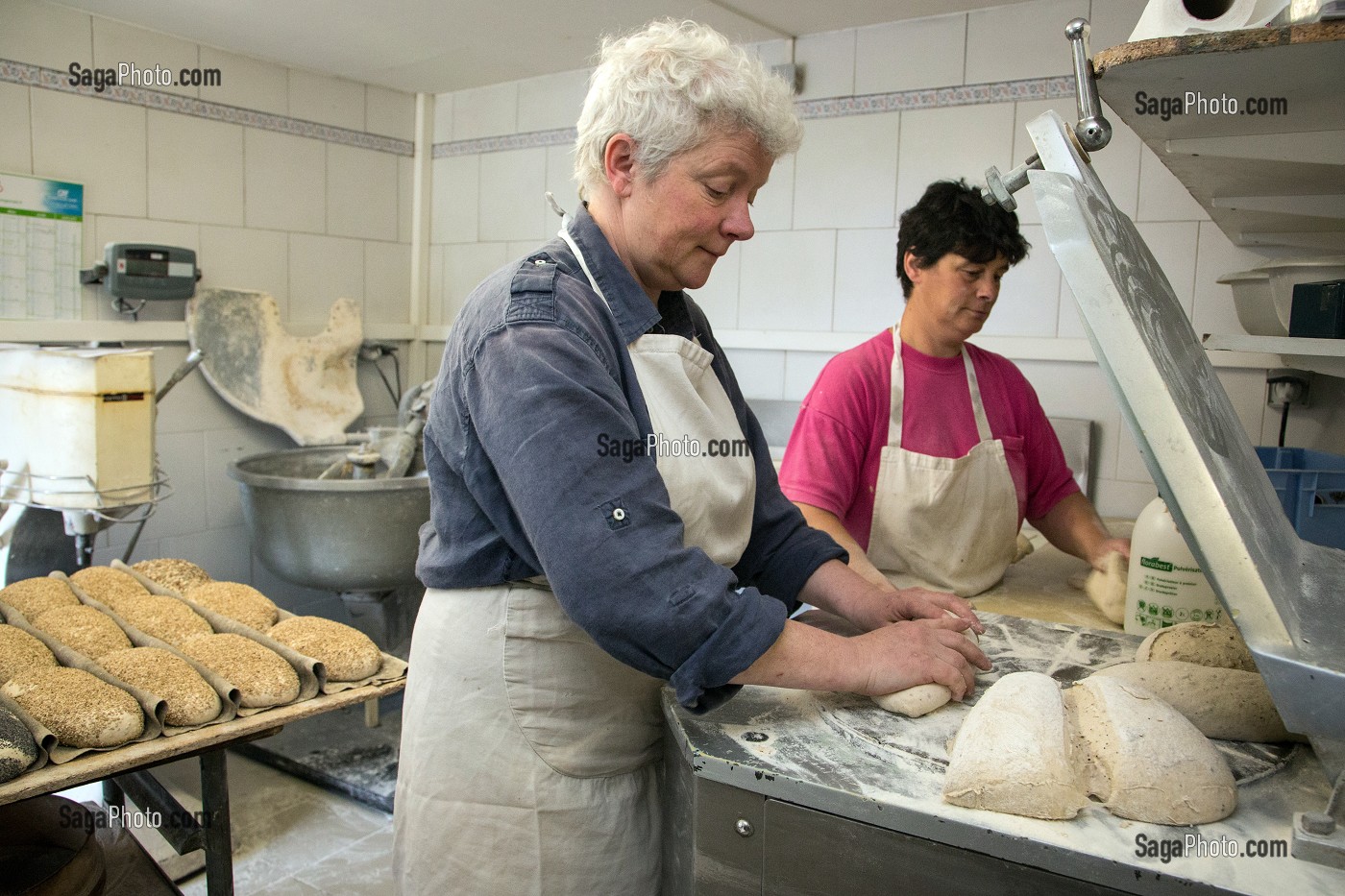 PETRISSAGE DE LA PATE A PAIN PAR LA BOULANGERE BLANDINE ZOUTARD, BOULANGERIE DE PAIN BIO DE LA FERME DE SAINT-MAMERT, SOUS-DANVILLE, EURE (27), FRANCE 