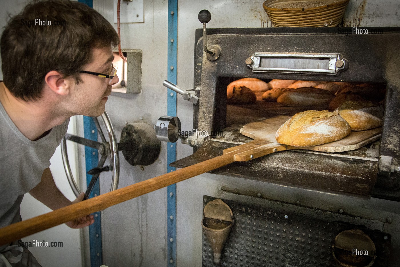 BOULANGER SORTANT LE PAIN DE SON FOUR A BOIS, BOULANGERIE DE PAIN BIO, FERME DE SAINT-MAMERT, BUIS-SOUS-DANVILLE, EURE (27), FRANCE 