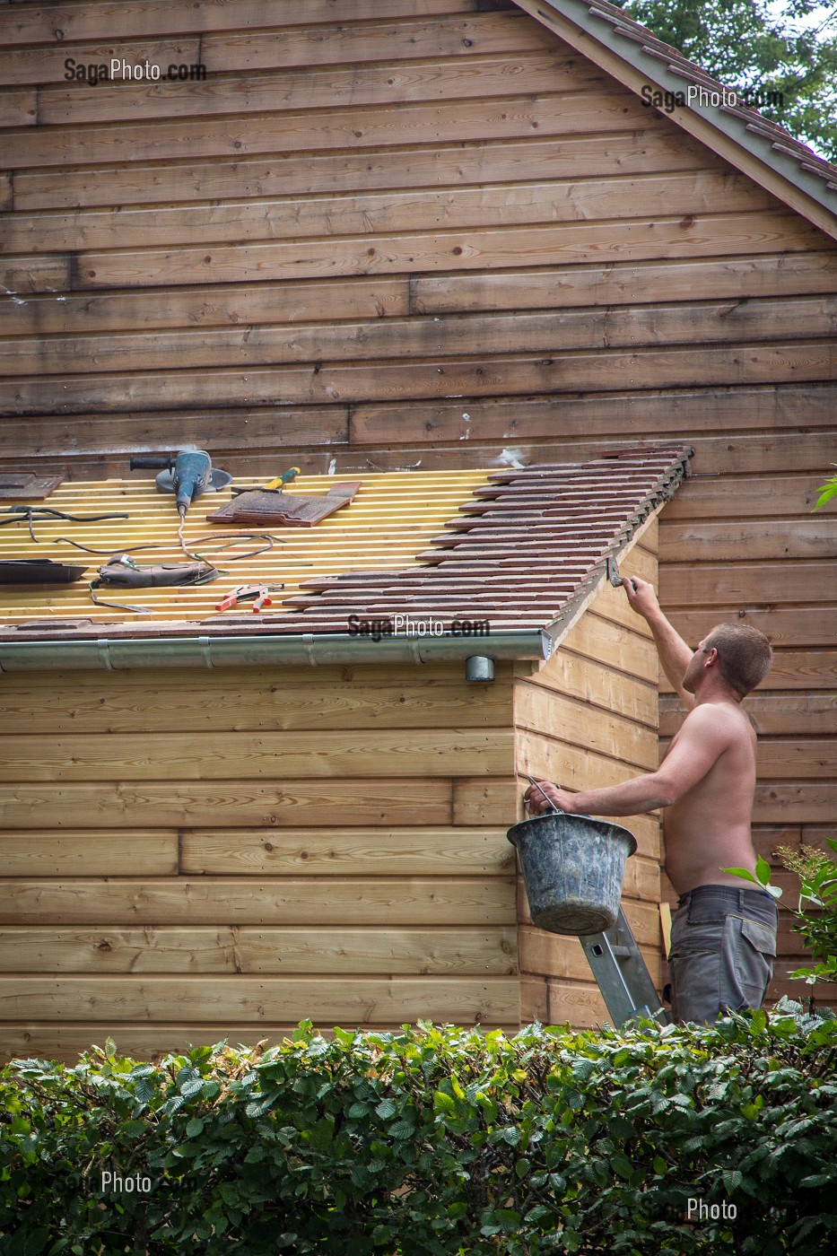 COUVREURS AU TRAVAIL, TRAVAUX DE CHARPENTE EN BOIS ET COUVERTURE EN TUILES, LA FERTE-VIDAME, EURE-ET-LOIR (28), FRANCE 