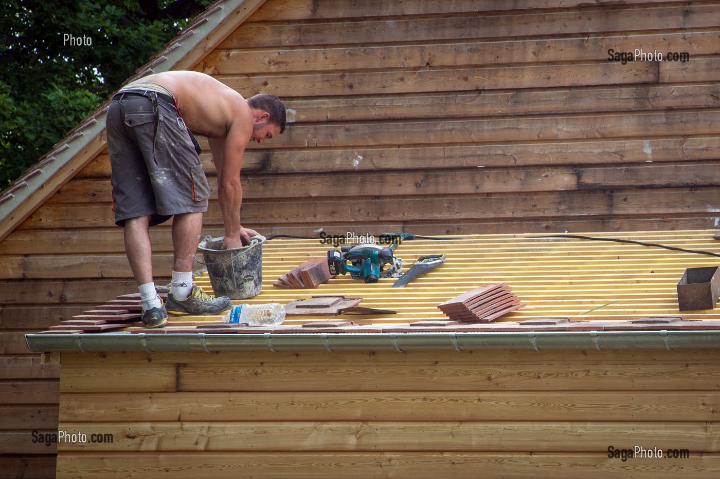 COUVREURS AU TRAVAIL, TRAVAUX DE CHARPENTE EN BOIS ET COUVERTURE EN TUILES, LA FERTE-VIDAME, EURE-ET-LOIR (28), FRANCE 