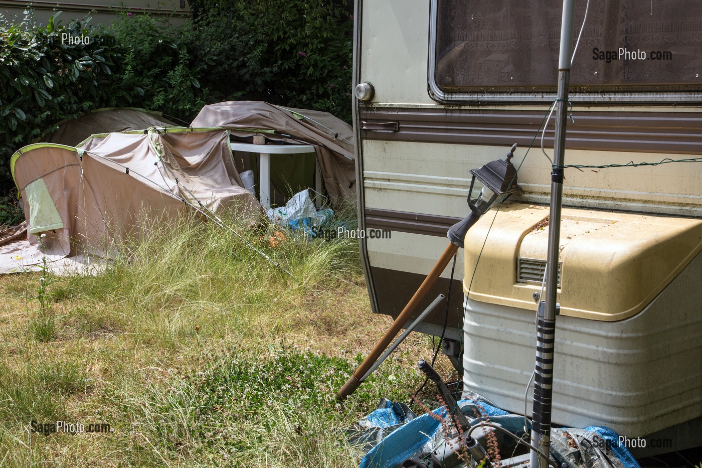 EMPLACEMENT PERMANENT ABANDONNE DANS UN CAMPING (CARAVANE ET TENTE), EURE-ET-LOIR (28), FRANCE 