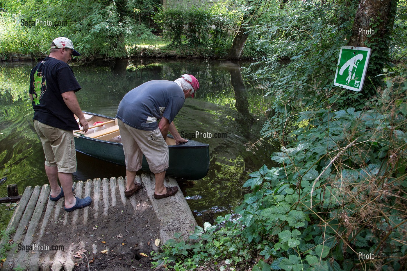 ZONE DE PORTAGE POUR LES CANOES OU BARQUES SUR LA RIVIERE LE LOIR, MARBOUE, EURE-ET-LOIR (28), FRANCE 