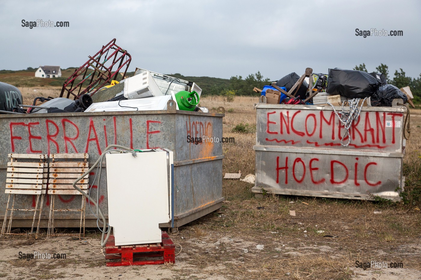 BENNES DE DECHETS A HELIPORTER POUR LE RECYCLAGE DES FERRAILLES ET DES ENCOMBRANTS, ILE D'HOUAT, GOLFE DU MORBIHAN (56), FRANCE 