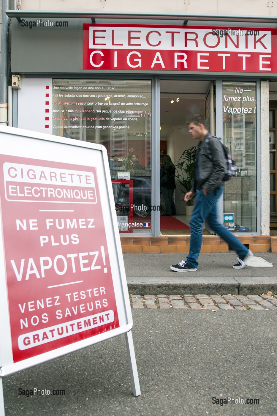 MAGASIN DE CIGARETTE ELECTRONIQUE (ELECTRONIK CIGARETTE), NE FUMEZ PLUS VAPOTEZ, CHARTRES, EURE-ET-LOIR (28), FRANCE 