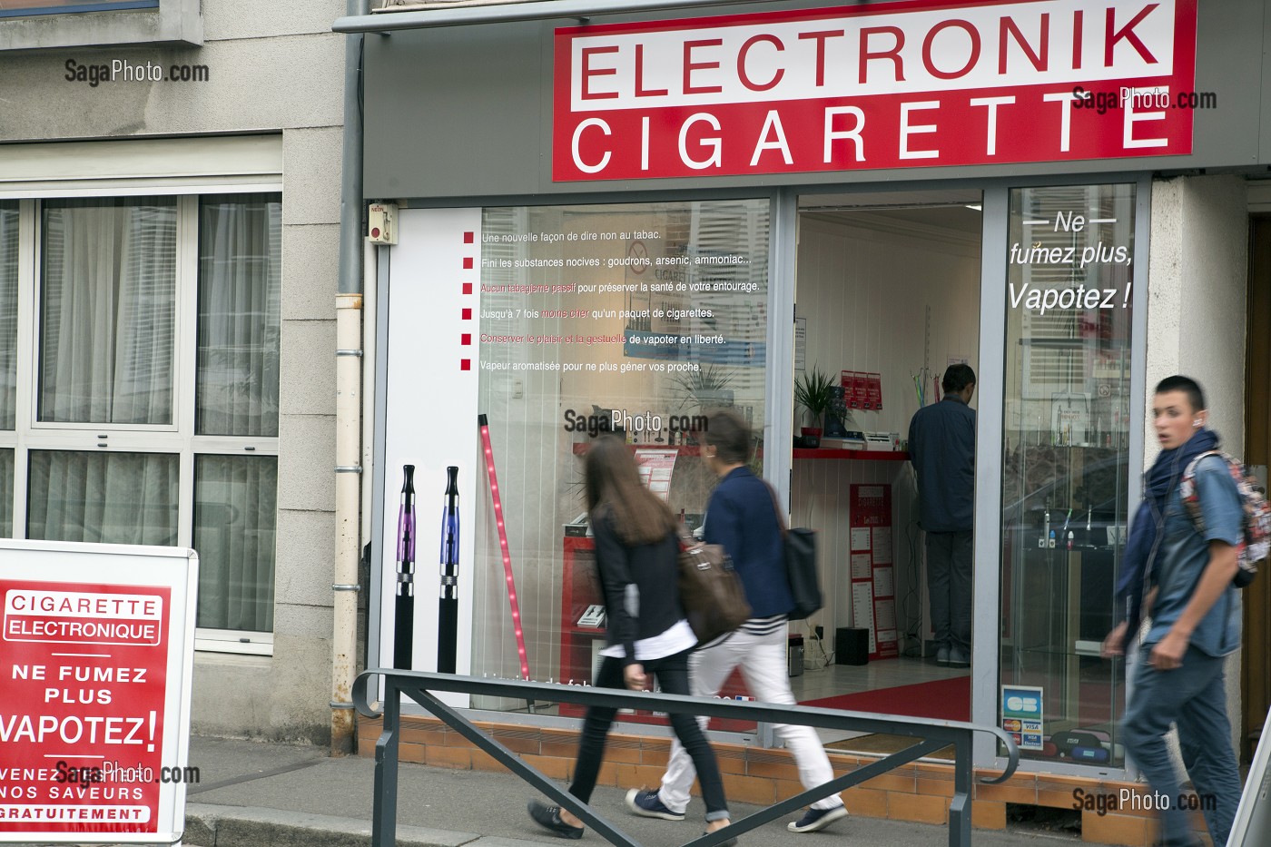 MAGASIN DE CIGARETTE ELECTRONIQUE (ELECTRONIK CIGARETTE), NE FUMEZ PLUS VAPOTEZ, CHARTRES, EURE-ET-LOIR (28), FRANCE 
