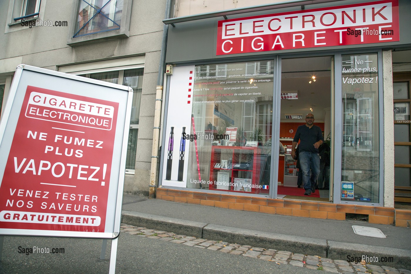 MAGASIN DE CIGARETTE ELECTRONIQUE (ELECTRONIK CIGARETTE), NE FUMEZ PLUS VAPOTEZ, CHARTRES, EURE-ET-LOIR (28), FRANCE 