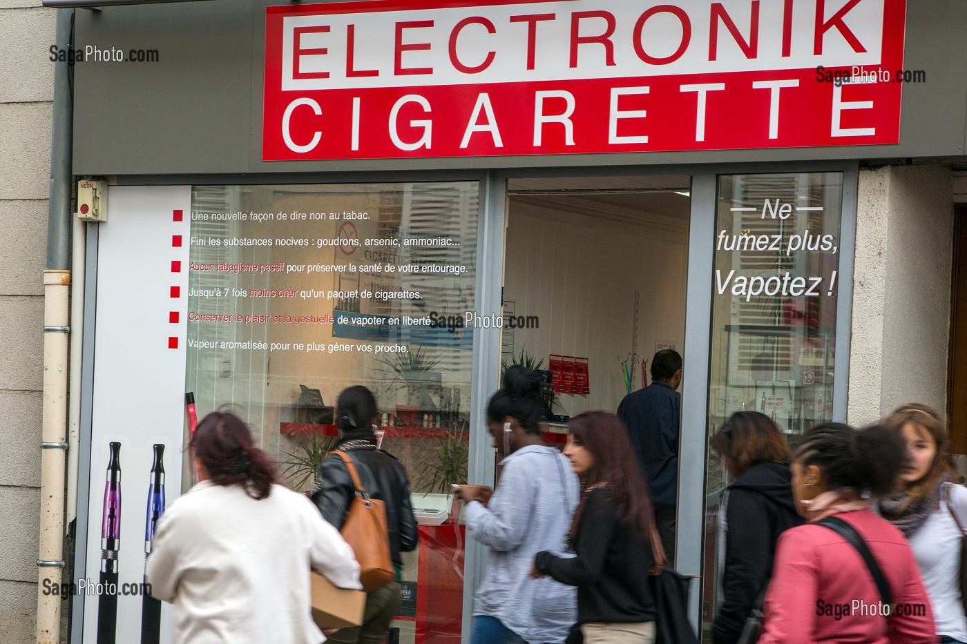 MAGASIN DE CIGARETTE ELECTRONIQUE (ELECTRONIK CIGARETTE), NE FUMEZ PLUS VAPOTEZ, CHARTRES, EURE-ET-LOIR (28), FRANCE 