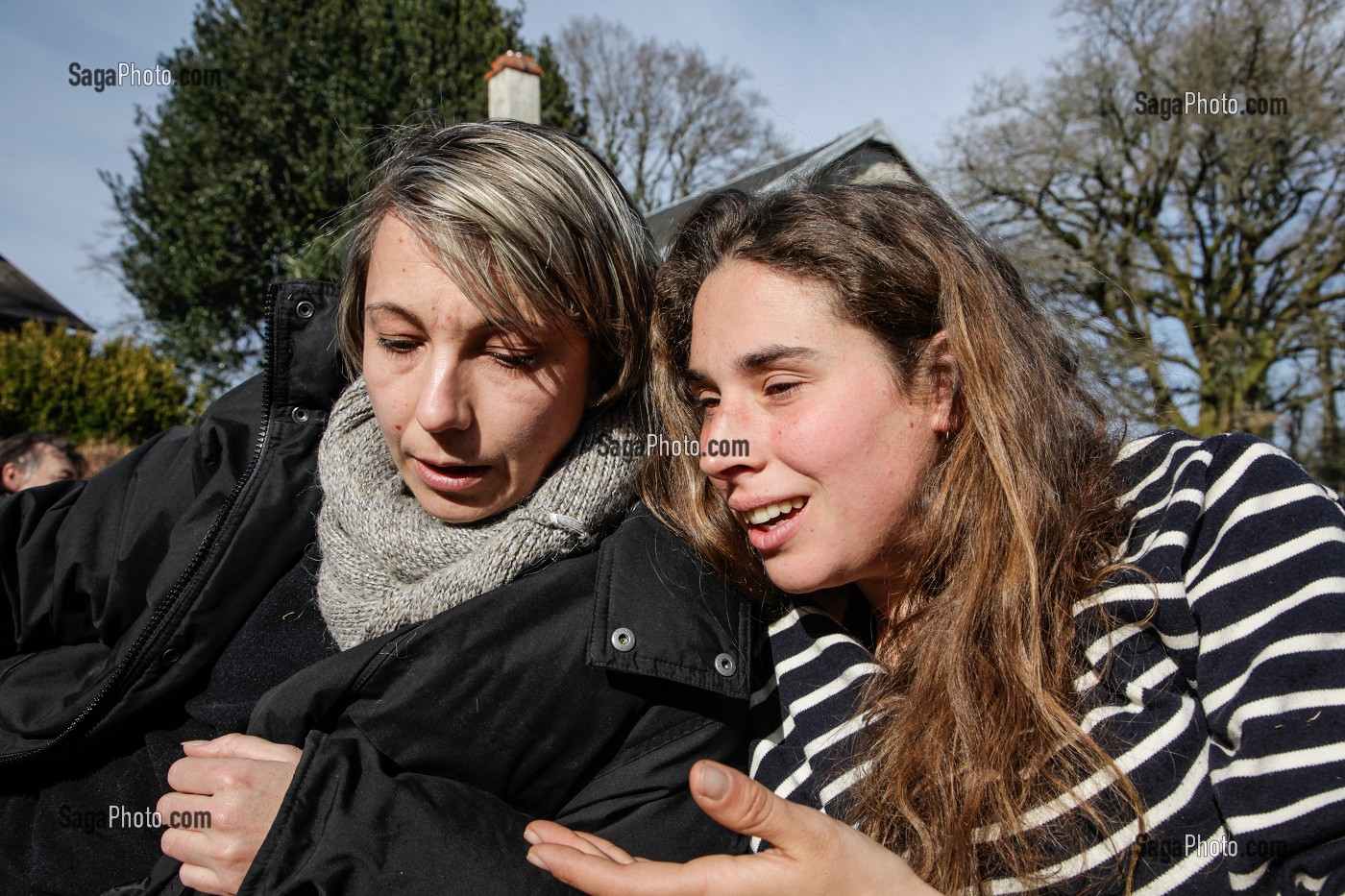 LORELEI (AVEC SA SOEUR VANESSA) A TOUT QUITTE POUR CONSTRUIRE ET HABITER SA CABANE EN BOIS AU MILIEU DE LA CREUSE, FRANCE 