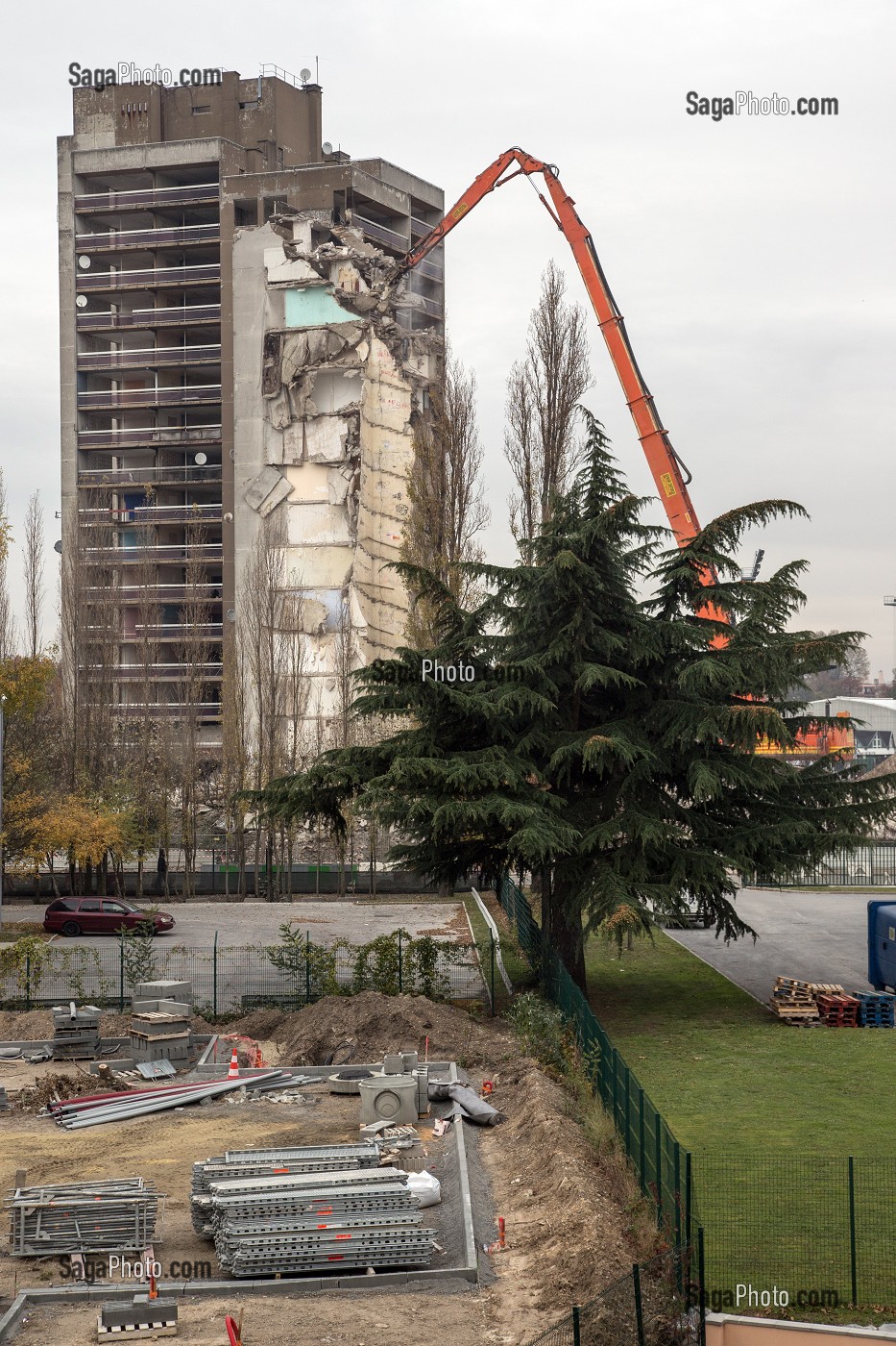 DEMOLITION D'UNE TOUR DANS LE CADRE DU PLUS GRAND PROGRAMME DE RENOVATION URBAINE, GRAND ENSEMBLE DE TOURS DES QUARTIERS SENSIBLES DE CLICHY-SOUS-BOIS - MONTFERMEIL, SEINE-SAINT-DENIS (93), ILE-DE-FRANCE 