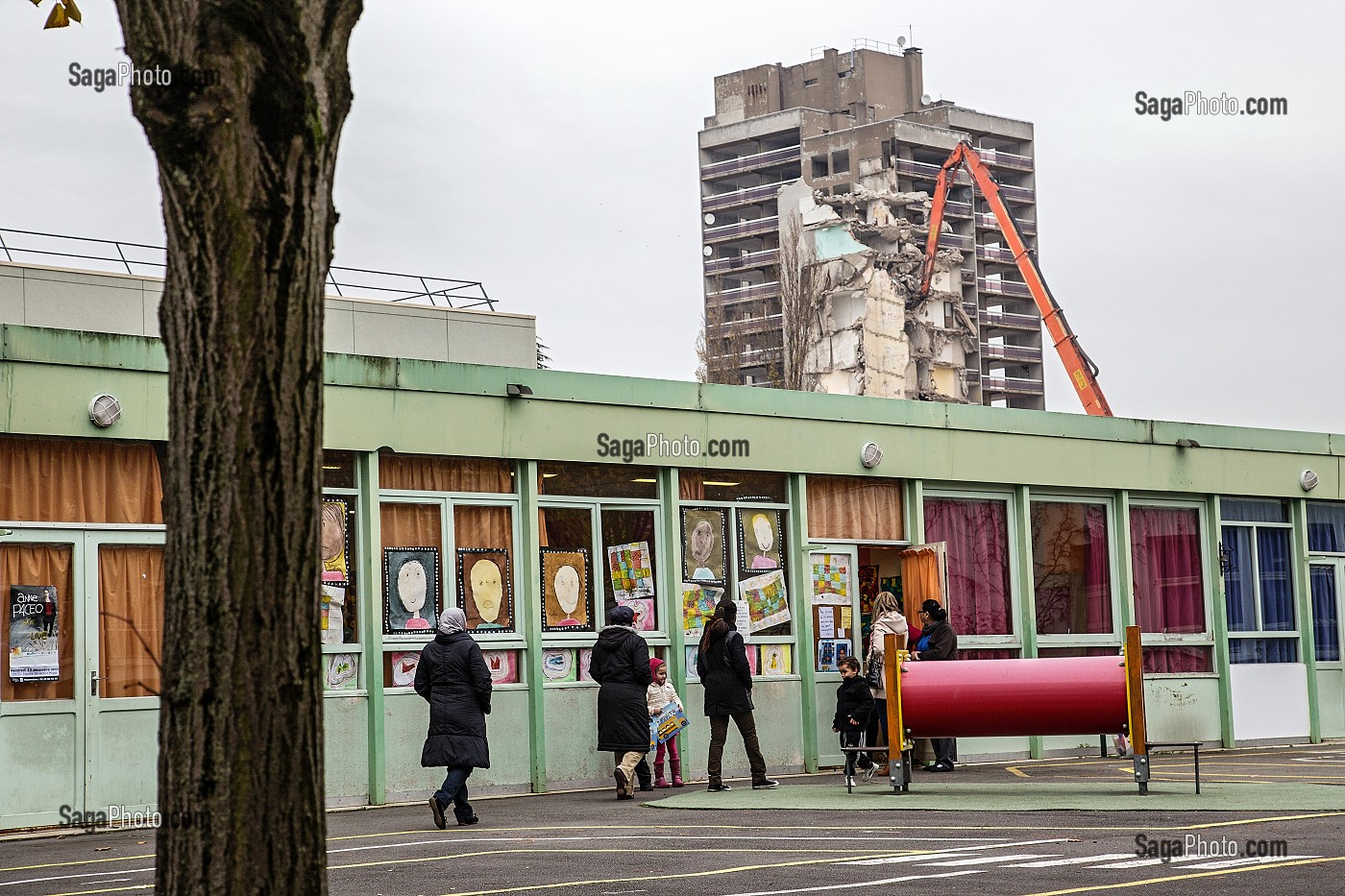 ECOLE MATERNELLE, DEMOLITION D'UNE TOUR DANS LE CADRE DU PLUS GRAND PROGRAMME DE RENOVATION URBAINE, GRAND ENSEMBLE DE TOURS DES QUARTIERS SENSIBLES DE CLICHY-SOUS-BOIS - MONTFERMEIL, SEINE-SAINT-DENIS (93), ILE-DE-FRANCE 