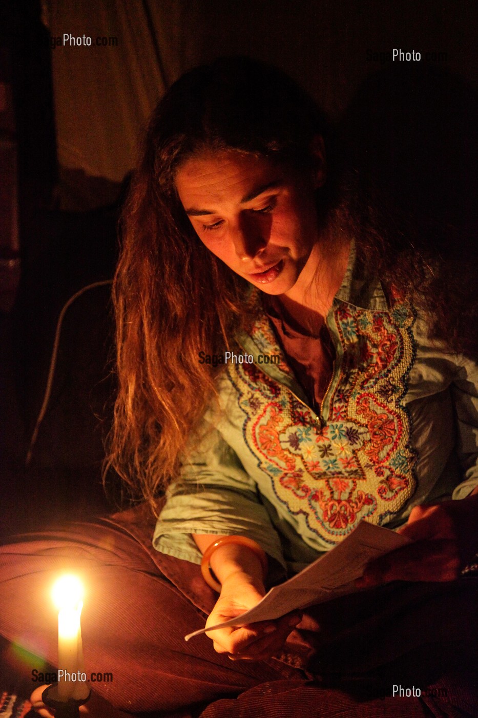 LORELEI ECRIT SON JOURNAL A LA LUMIERE DE LA BOUGIE, ELLE A TOUT QUITTE POUR CONSTRUIRE ET HABITER SA CABANE EN BOIS AU MILIEU DE LA CREUSE, FRANCE 