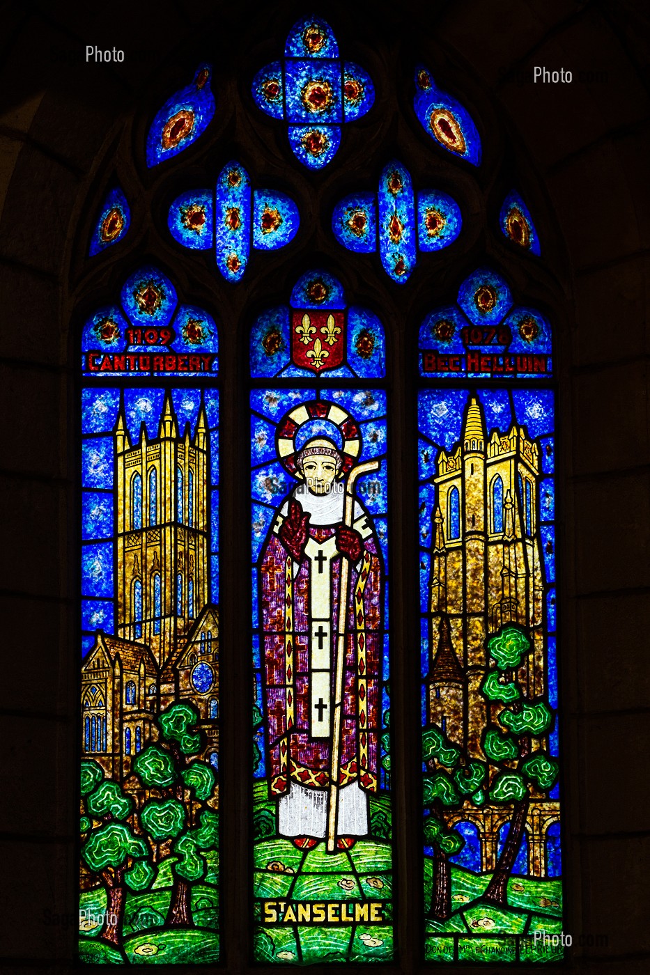 SAINT-ANSELME, ABBE DU BEC HELLOUIN PENDANT LA GUERRE DE CENT ANS, VITRAIL REALISE PAR LE MAITRE VERRIER FRANCOIS DECORCHEMONT, EGLISE SAINT-HELIER, BEUZEVILLE, EURE (27), FRANCE 