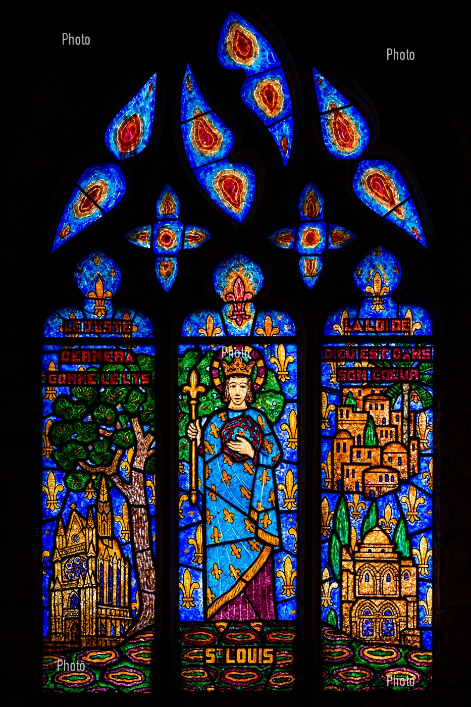 SAINT-LOUIS, ROI DE FRANCE SOUS LE CHENE DE LA JUSTICE AVEC LA SAINT-CHAPELLE, VITRAIL REALISE PAR LE MAITRE VERRIER FRANCOIS DECORCHEMONT, EGLISE SAINT-HELIER, BEUZEVILLE, EURE (27), FRANCE 