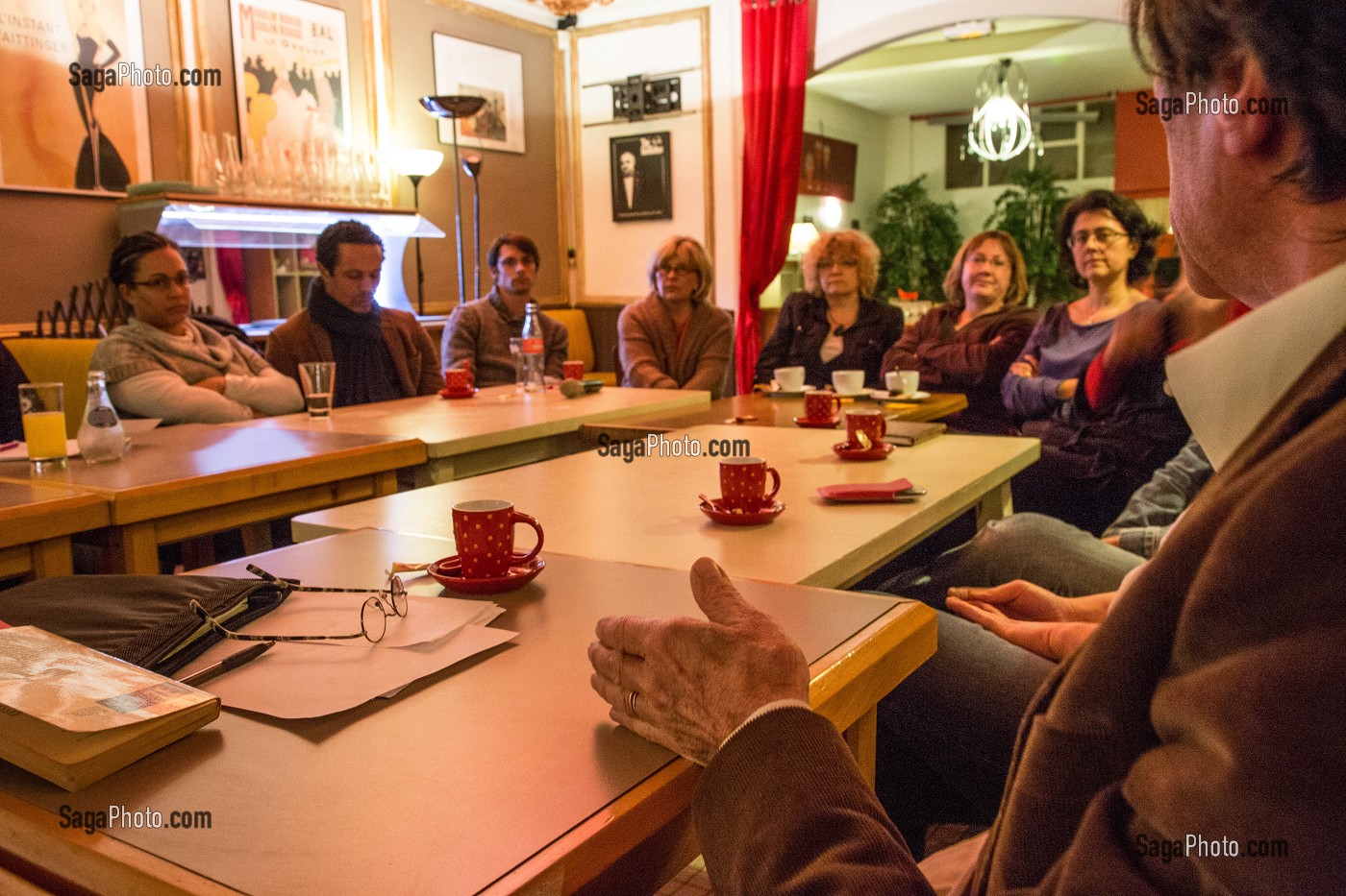 CAFE DES ADOS RESERVE AUX PARENTS D'ADOLESCENTS POUR EXPOSER LEURS PROBLEMES (SEXE, DROGUE, ALCOOL, ISOLEMENT) AVEC L'APPUI D'UN PSYCHOLOGUE, DAMVILLE, EURE (27), FRANCE 