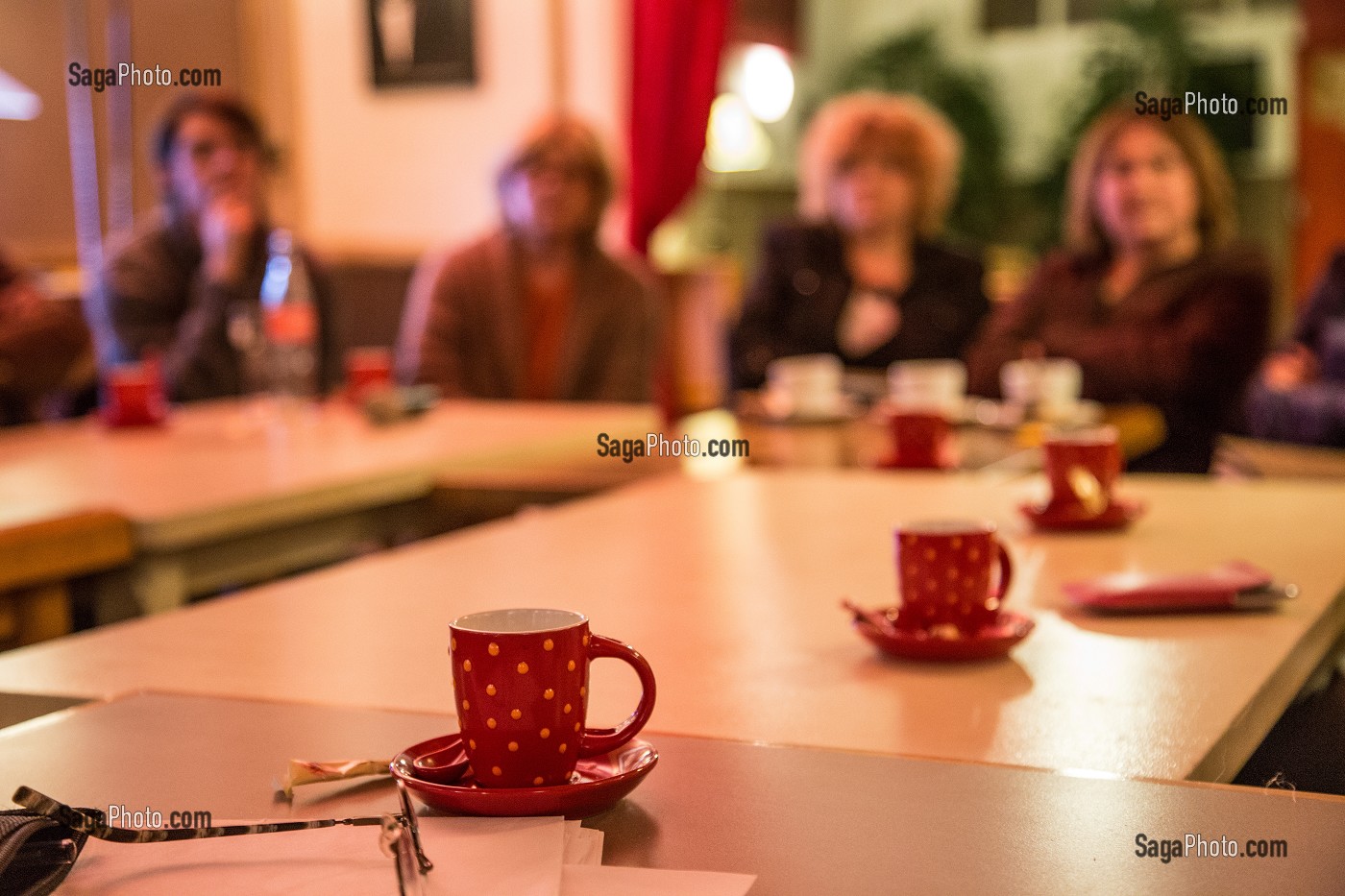 CAFE DES ADOS RESERVE AUX PARENTS D'ADOLESCENTS POUR EXPOSER LEURS PROBLEMES (SEXE, DROGUE, ALCOOL, ISOLEMENT) AVEC L'APPUI D'UN PSYCHOLOGUE, DAMVILLE, EURE (27), FRANCE 