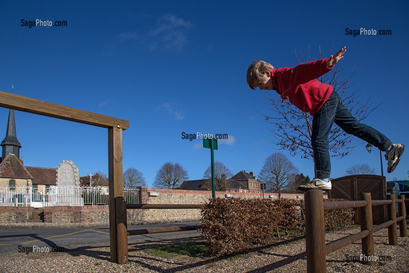 ENFANT EN EQUILIBRE SUR UNE AIRE DE PARKING, CHERONVILLIERS, (27) EURE, FRANCE 