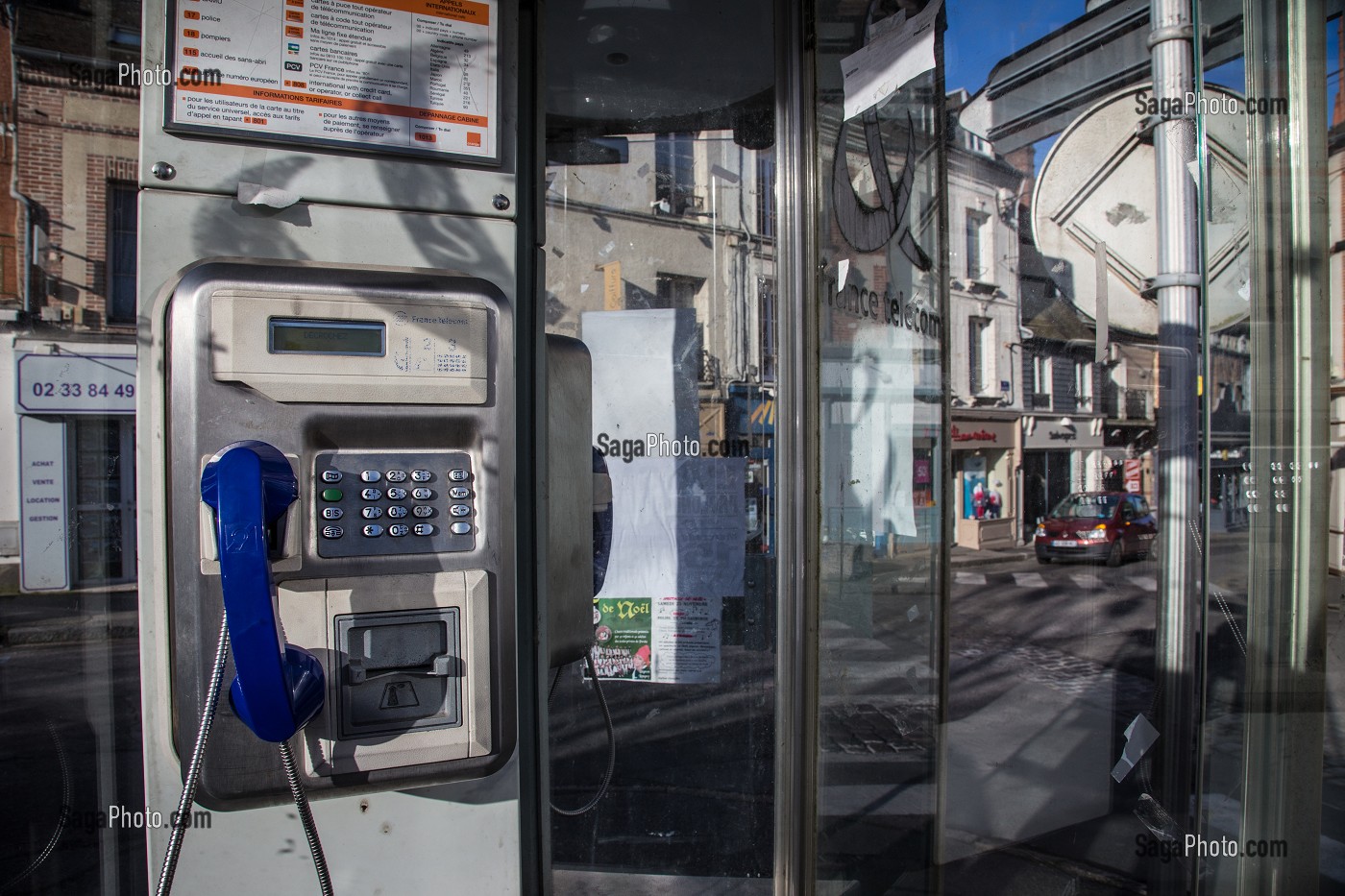 CABINE TELEPHONIQUE VIDE FRANCE TELECOM, VILLE DE L'AIGLE, (61) ORNE, BASSE-NORMANDIE, FRANCE 