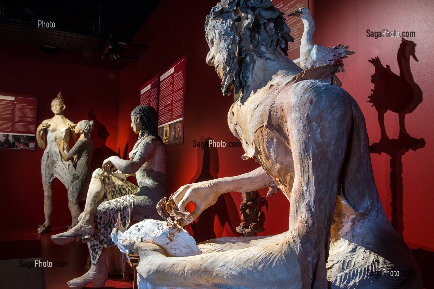 LE TAXIDERMISTE, SCULPTURE DE L'ARTISTE FANNY FERRE, USINE DE LA MANUFACTURE BOHIN, CONSERVATOIRE VIVANT DE L’AIGUILLE ET DE L’EPINGLE, SAINT-SULPICE-SUR-RISLE, ORNE (61), FRANC 