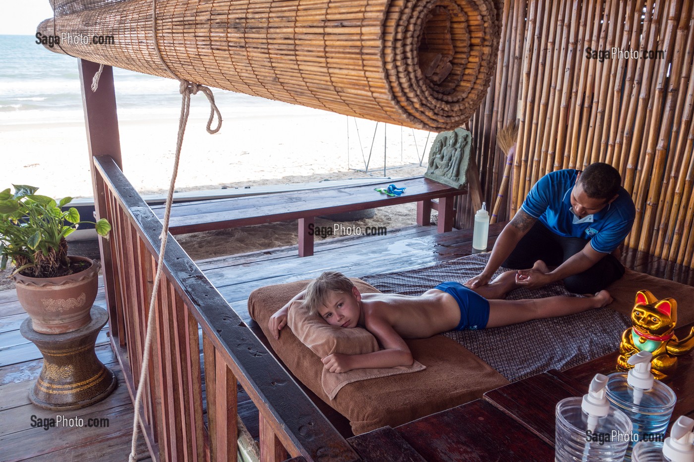 MASSAGE TRADITIONNEL THAILANDAIS D'UN ENFANT EUROPEEN, BAN SAPHAN, THAILANDE, ASIE 