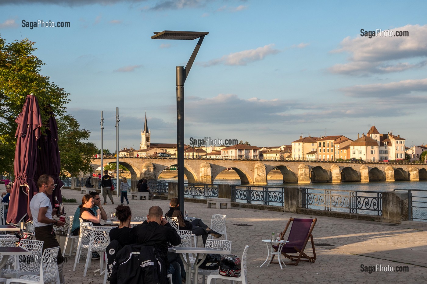 TERRASSE DE CAFE SUR LE QUAI LAMARTINE ET PONT SAINT-LAURENT PRES DE LA SAONE, MACON (71), FRANCE 