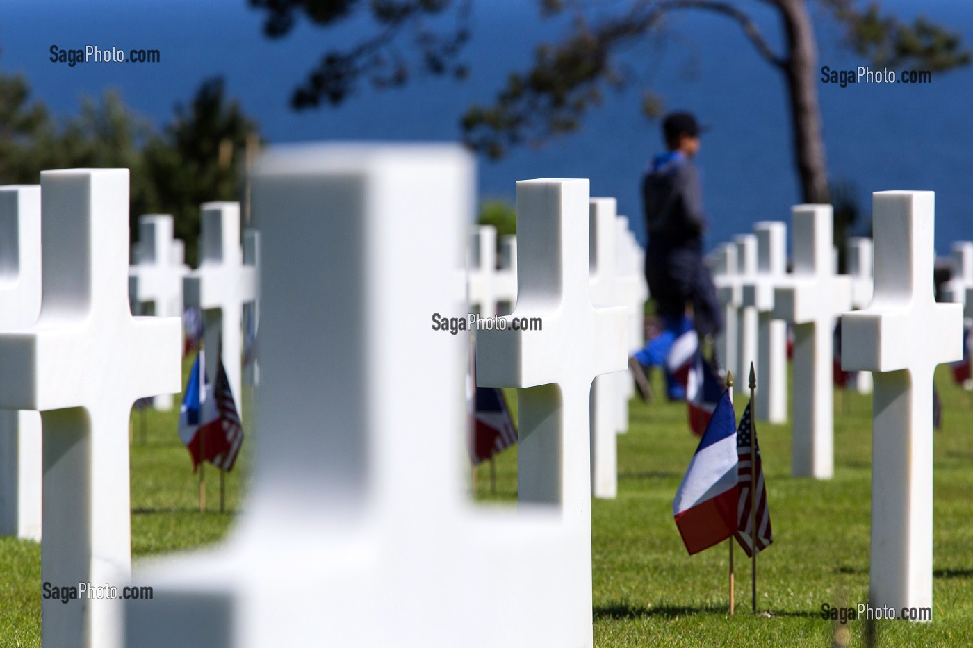 LES CROIX BLANCHES DES 10 000 SOLDATS AMERICAINS MORTS AU FRONT SUR LA PLAGE D'OMAHA BEACH LORS DE LA DEUXIEME GUERRE MONDIALE, COMMEMORATION AU CIMETIERE AMERICAIN, CEREMONIE DU 70 EME ANNIVERSAIRE DU DEBARQUEMENT EN NORMANDIE, COLLEVILLE-SUR-MER (14), FRANCE 