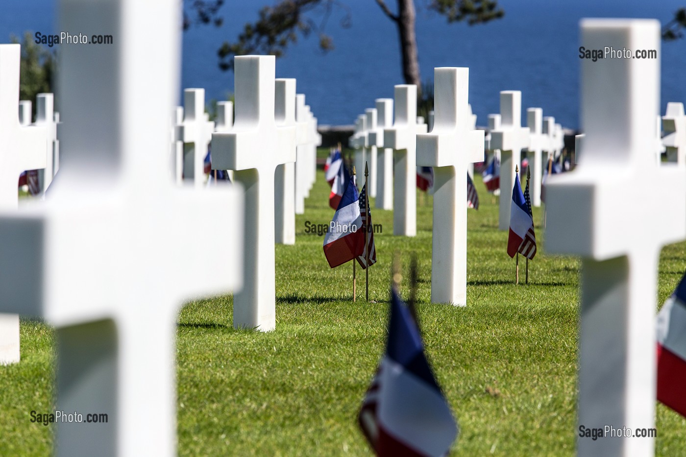 LES CROIX BLANCHES DES 10 000 SOLDATS AMERICAINS MORTS AU FRONT SUR LA PLAGE D'OMAHA BEACH LORS DE LA DEUXIEME GUERRE MONDIALE, COMMEMORATION AU CIMETIERE AMERICAIN, CEREMONIE DU 70 EME ANNIVERSAIRE DU DEBARQUEMENT EN NORMANDIE, COLLEVILLE-SUR-MER (14), FRANCE 