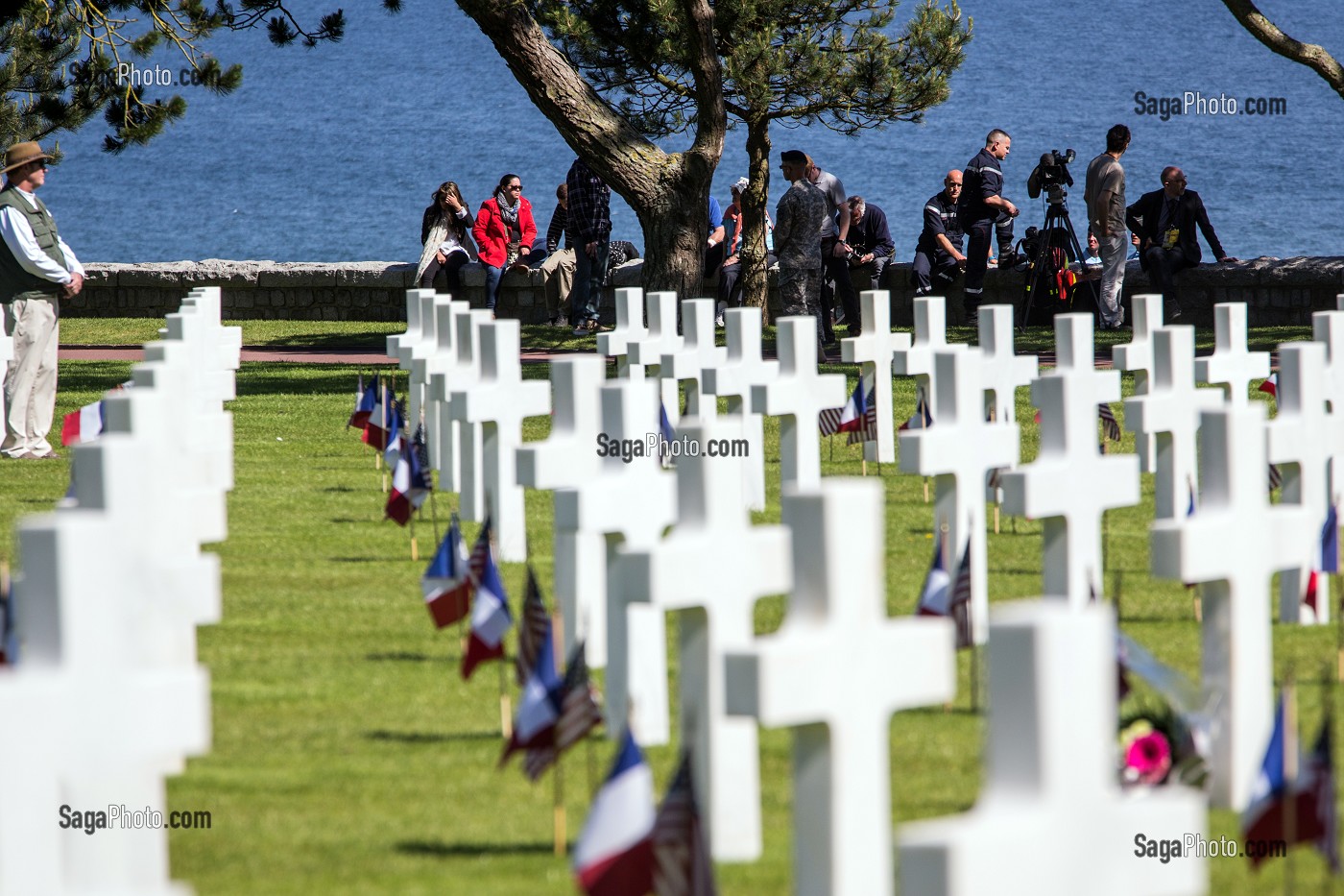 LES CROIX BLANCHES DES 10 000 SOLDATS AMERICAINS MORTS AU FRONT SUR LA PLAGE D'OMAHA BEACH LORS DE LA DEUXIEME GUERRE MONDIALE, COMMEMORATION AU CIMETIERE AMERICAIN, CEREMONIE DU 70 EME ANNIVERSAIRE DU DEBARQUEMENT EN NORMANDIE, COLLEVILLE-SUR-MER (14), FRANCE 