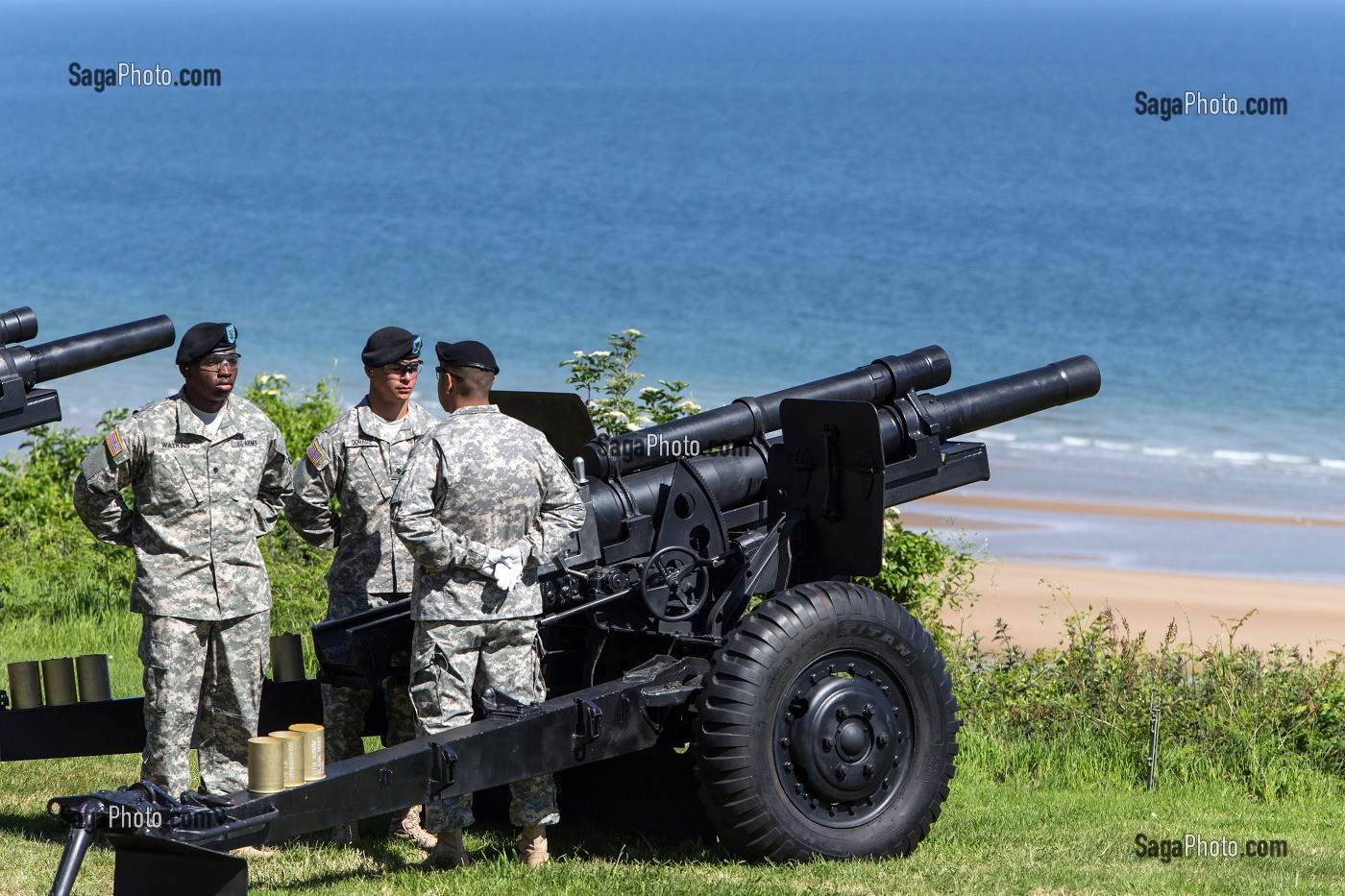 SOLDATS AMERICAINS ET ARTILLERIE LOURDE DEVANT LA PLAGE D'OMAHA BEACH, COMMEMORATION AU CIMETIERE AMERICAIN, CEREMONIE DU 70 EME ANNIVERSAIRE DU DEBARQUEMENT EN NORMANDIE, COLLEVILLE-SUR-MER (14), FRANCE 