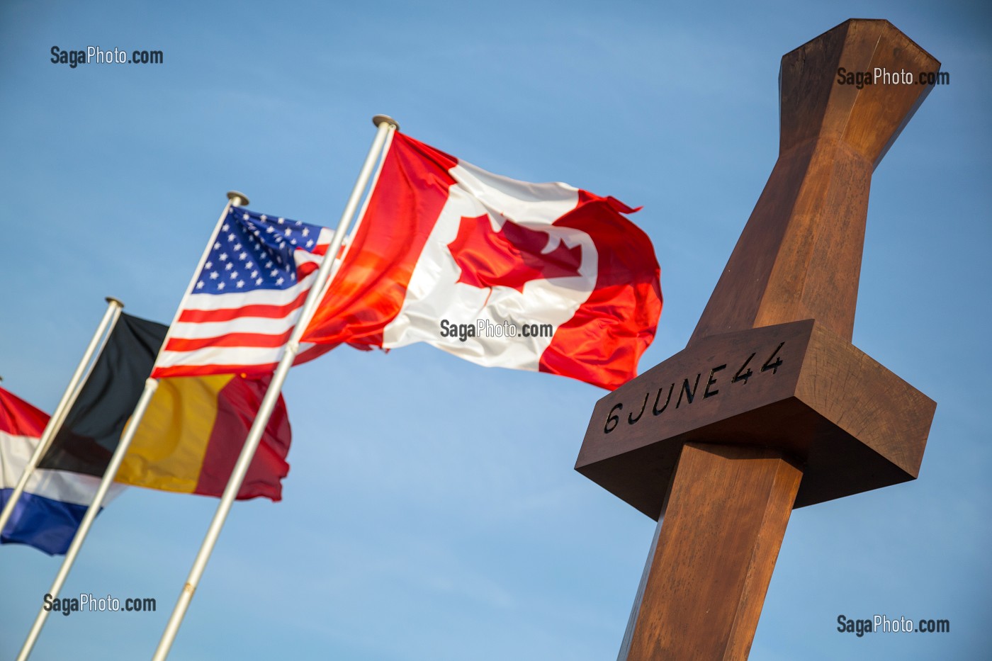 MONUMENT EN HOMMAGE AU SOLDATS SUR LA PLAGE DE JUNO BEACH LE 6 JUIN 1944, COURSEULLES-SUR-MER (14), FRANCE 