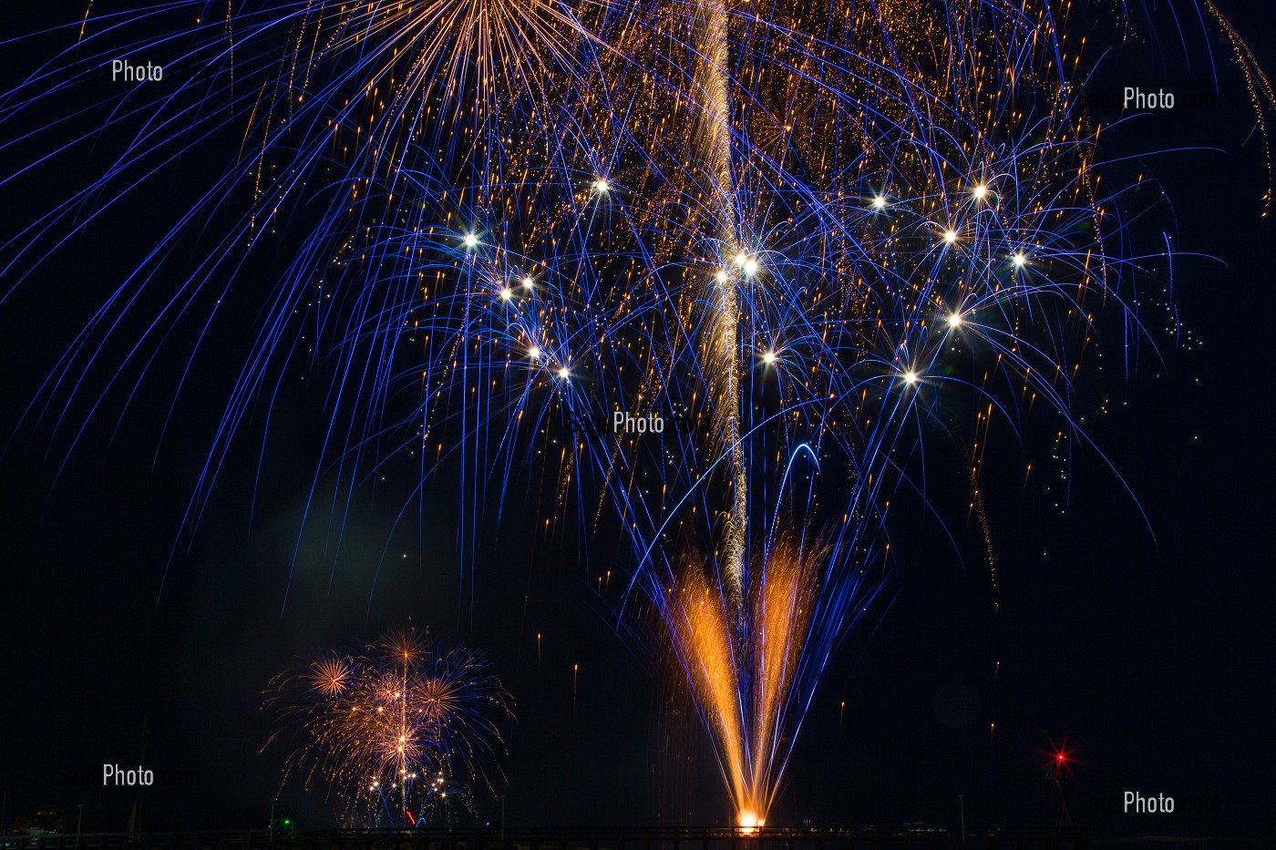 FEUX D'ARTIFICE TIRE PAR LA SOCIETE LE 8EME ART POUR L'EMBRASEMENT DE LA COTE POUR LES FESTIVITES DE LA CEREMONIE DU 70 EME ANNIVERSAIRE DU DEBARQUEMENT EN NORMANDIE, COURSEULLES-SUR-MER (14), FRANCE 