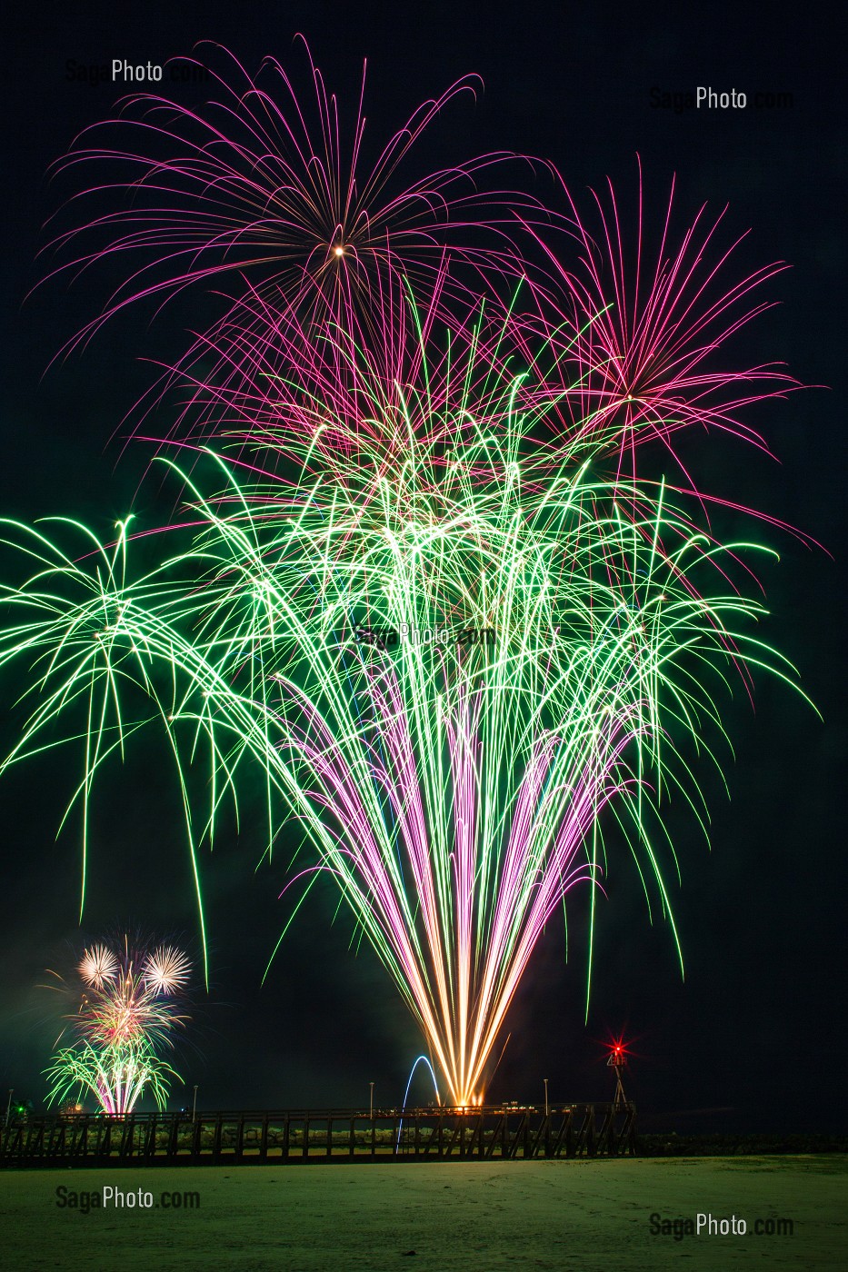 FEUX D'ARTIFICE TIRE PAR LA SOCIETE LE 8EME ART POUR L'EMBRASEMENT DE LA COTE POUR LES FESTIVITES DE LA CEREMONIE DU 70 EME ANNIVERSAIRE DU DEBARQUEMENT EN NORMANDIE, COURSEULLES-SUR-MER (14), FRANCE 