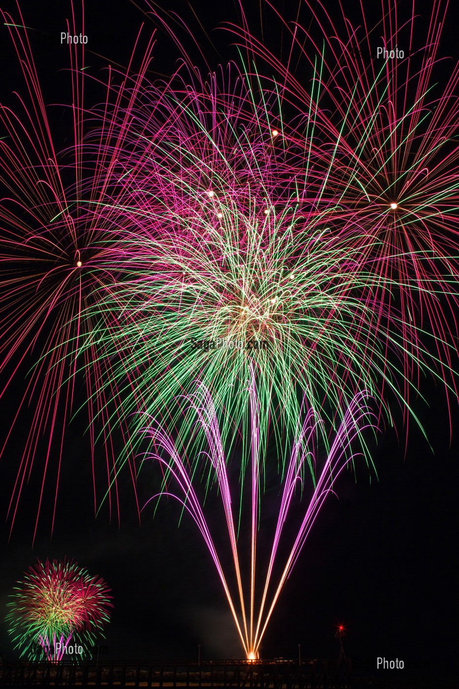 FEUX D'ARTIFICE TIRE PAR LA SOCIETE LE 8EME ART POUR L'EMBRASEMENT DE LA COTE POUR LES FESTIVITES DE LA CEREMONIE DU 70 EME ANNIVERSAIRE DU DEBARQUEMENT EN NORMANDIE, COURSEULLES-SUR-MER (14), FRANCE 
