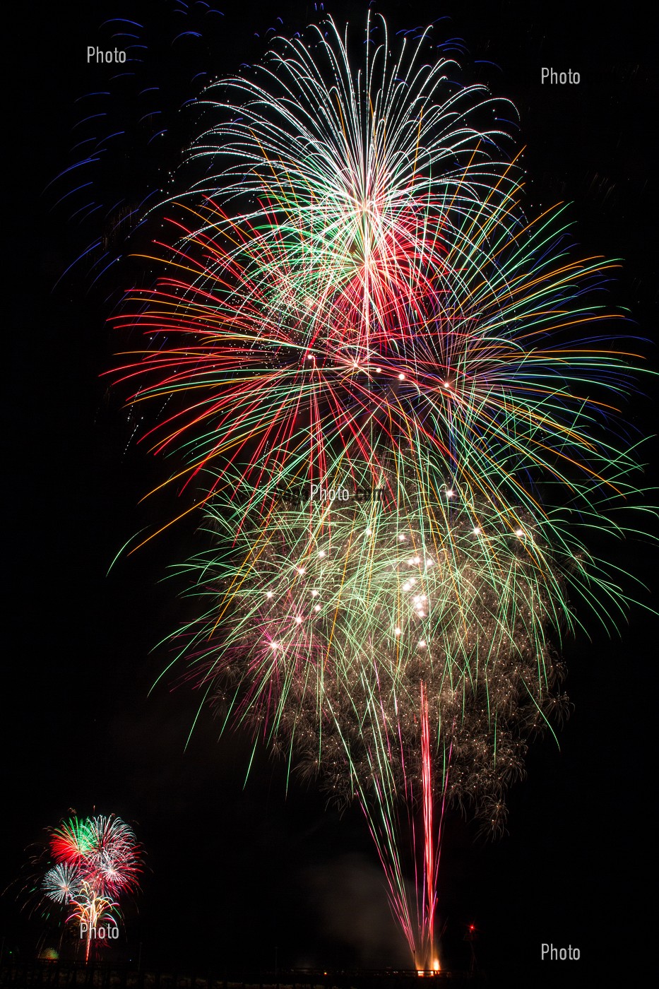 FEUX D'ARTIFICE TIRE PAR LA SOCIETE LE 8EME ART POUR L'EMBRASEMENT DE LA COTE POUR LES FESTIVITES DE LA CEREMONIE DU 70 EME ANNIVERSAIRE DU DEBARQUEMENT EN NORMANDIE, COURSEULLES-SUR-MER (14), FRANCE 