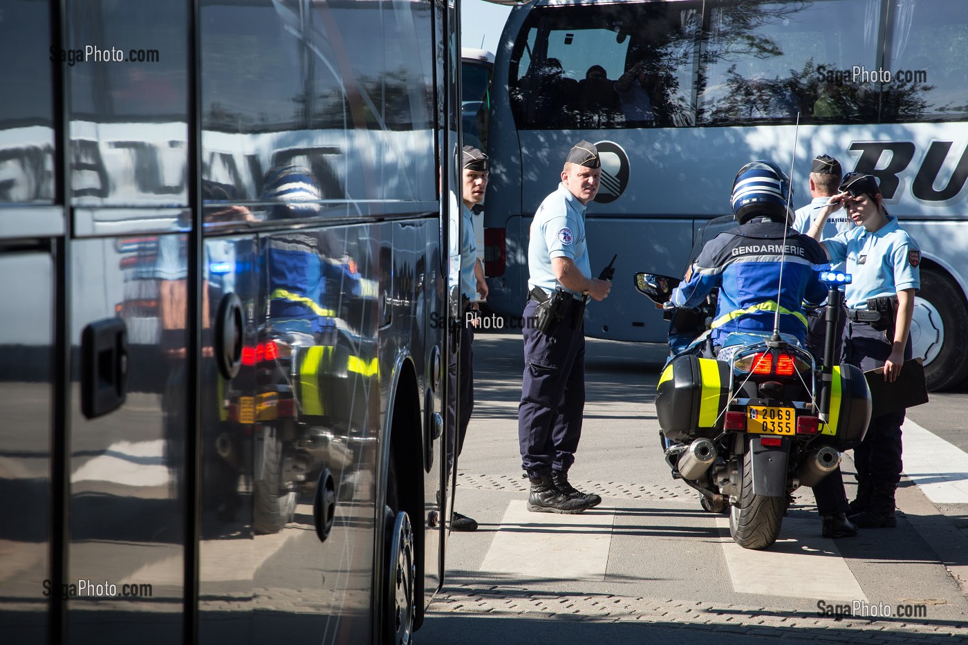 GENDARMES DEVANT LES BUS, SURVEILLANCE MAXIMUM AUTOUR DU CIMETIERE AMERICAIN POUR LES CEREMONIES DU 70 EME ANNIVERSAIRE DU DEBARQUEMENT EN NORMANDIE, COLLEVILLE-SUR-MER (14), FRANCE 