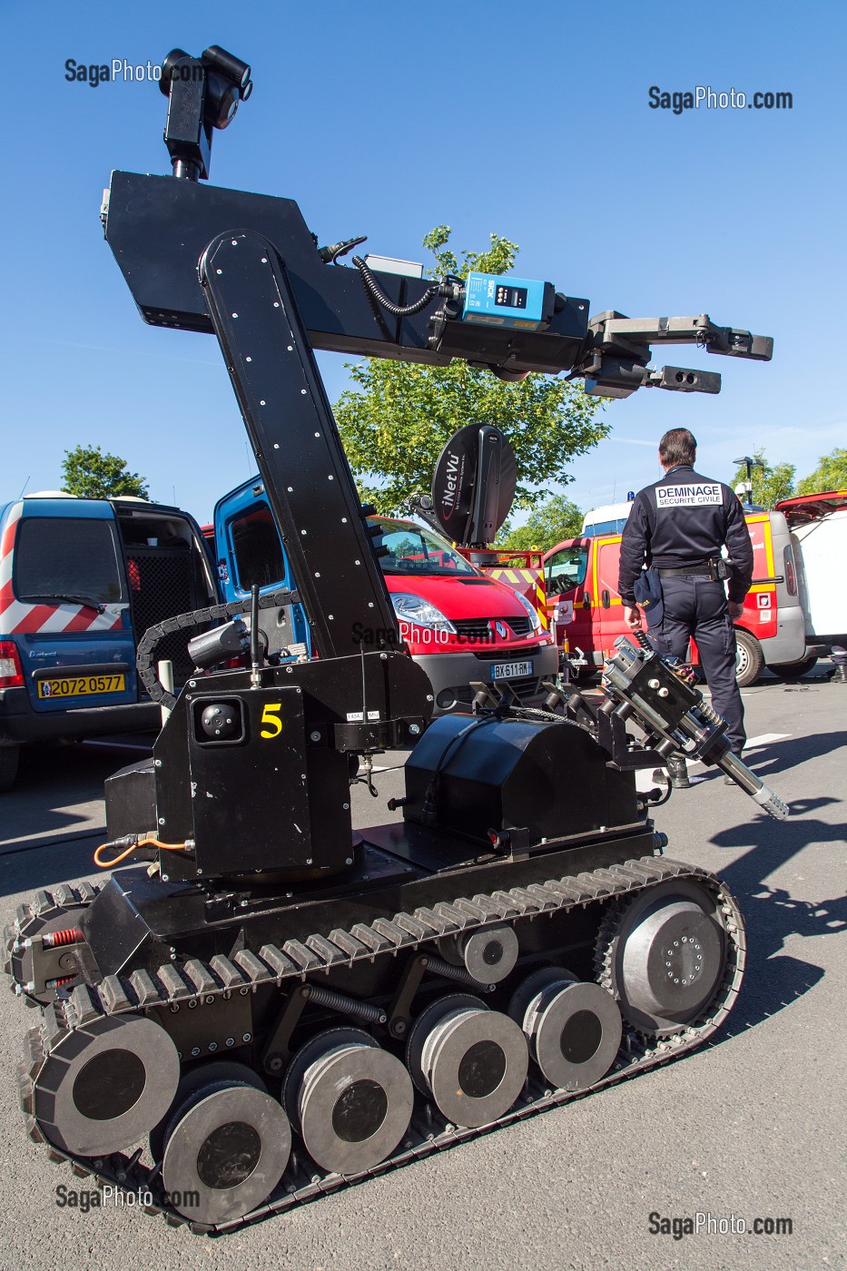 SERVICE DE DEMINAGE DE LA SECURITE CIVILE, DEMINEURS EN ALERTE MAXIMUM AUTOUR DU CIMETIERE AMERICAIN POUR LA VENUE DU PRESIDENT BARACK OBAMA, CEREMONIE DU 70 EME ANNIVERSAIRE DU DEBARQUEMENT EN NORMANDIE, COLLEVILLE-SUR-MER (14), FRANCE 