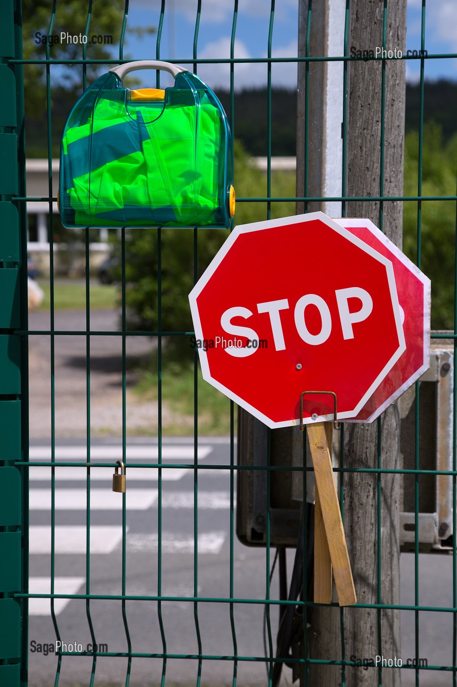 EQUIPEMENT DE AGENT MUNICIPAL POUR FAIRE TRAVERSER LA ROUTE AU PASSAGE PIETON A LA SORTIE DE L'ECOLE (STOP POUR LES VOITURES), BRIONNE, (27) EURE, FRANCE 