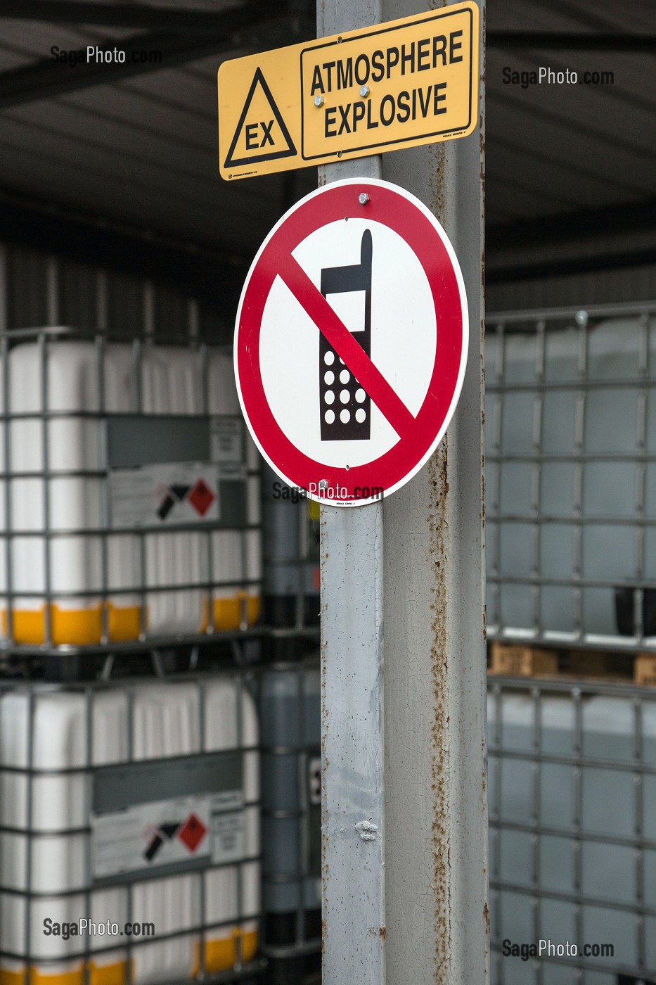 PANNEAU D'INTERDICTION D'UTILISATION DE TELEPHONE PORTABLE DANS UNE USINE DE PRODUITS CHIMIQUES, ATMOSPHERE EXPLOSIVE, BRIONNE, (27) EURE, FRANCE 