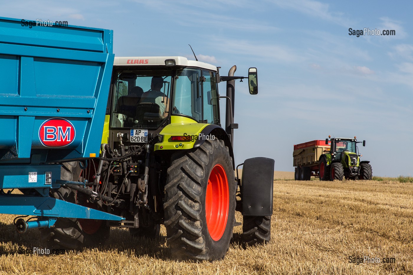 TRACTEURS DANS LES CHAMPS POUR LES MOISSONS, BEAUCE, EURE-ET-LOIR (28), FRANCE 