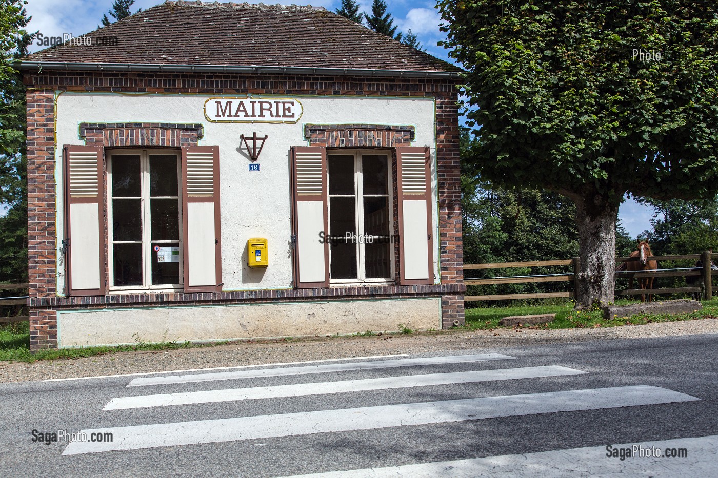PETITE MAIRIE DE CAMPAGNE AVEC SA BOITE AUX LETTRES, VILLAGE DE TARDAIS, EURE-ET-LOIR (28), FRANCE 