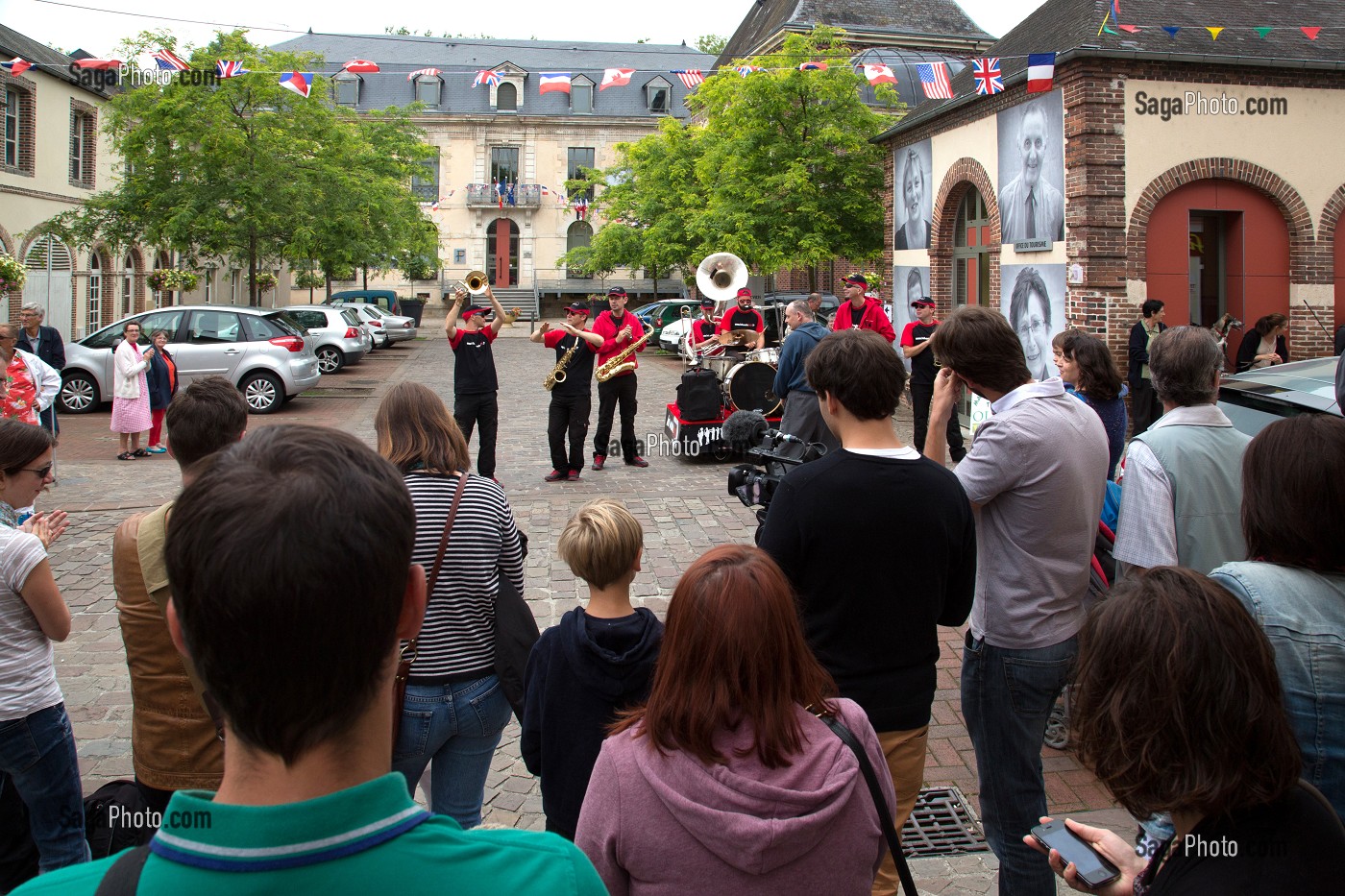 SPECTACLES DE RUES (LA BANDE A JOJO) POUR LE FESTIVAL CULTUREL RUGL'ART, EXPOSITION DE PHOTOGRAPHIES GEANTES DES GENS DE LA VILLE SUR LES MURS, RUGLES, (27) EURE, FRANCE 