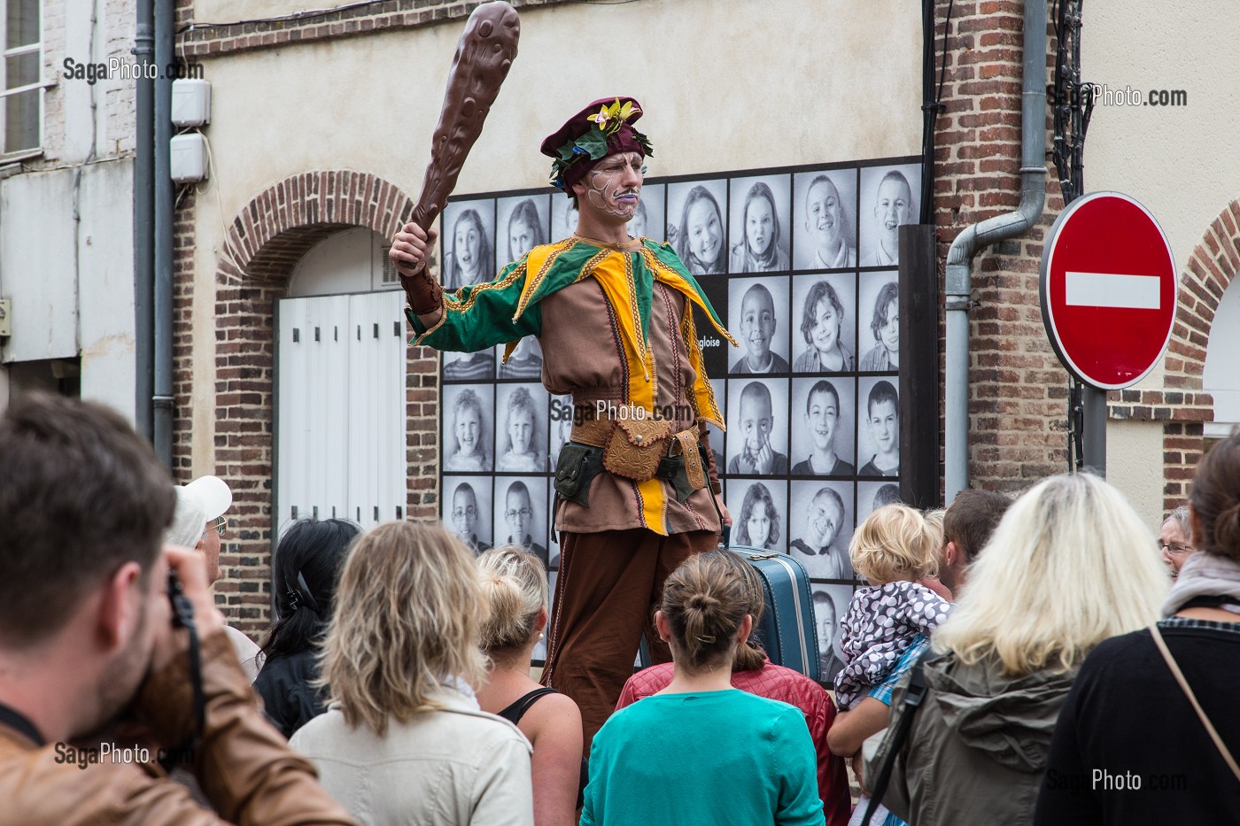 SPECTACLES DE RUES POUR LE FESTIVAL CULTUREL RUGL'ART, EXPOSITION DE PHOTOGRAPHIES GEANTES DES GENS DE LA VILLE SUR LES MURS, RUGLES, (27) EURE, FRANCE 