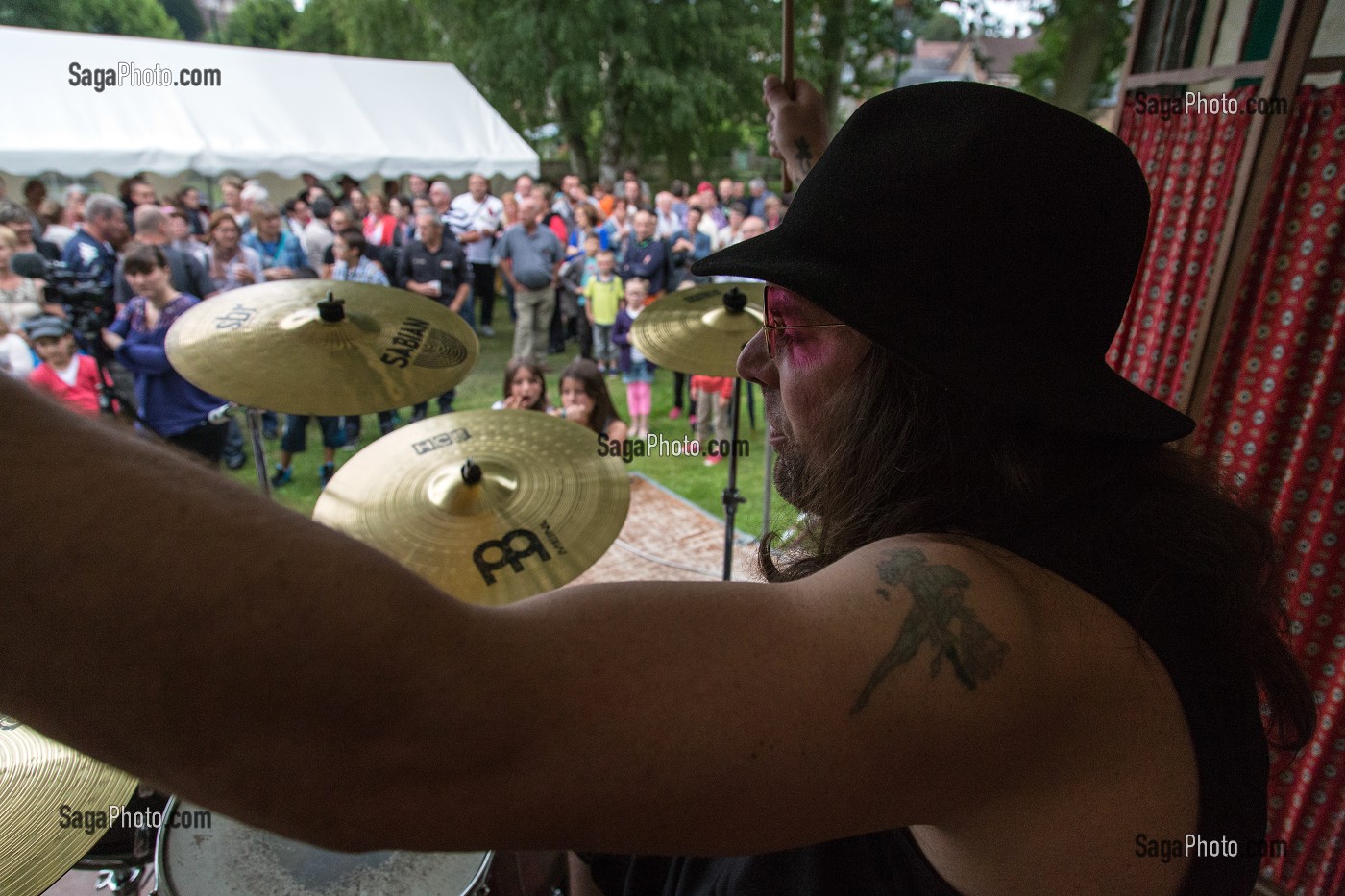 CONCERT DU GROUPE DE MUSIQUE 'LES MEGOTS' POUR LE FESTIVAL CULTUREL RUGL'ART, EXPOSITION DE PHOTOGRAPHIES GEANTES DES GENS DE LA VILLE SUR LES MURS, RUGLES, (27) EURE, FRANCE 