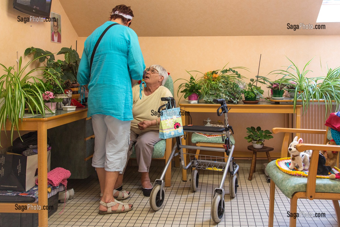 VISITE DE L'AIDE SOIGNANTE DANS LA CHAMBRE D'UNE RESIDENTE AVEC SES PLANTES VERTES, EHPAD ANDRE COUTURIER, ETABLISSEMENT PUBLIC DU SUD DE L'EURE, HEBERGEMENT POUR PERSONNES AGEES INDEPENDANTES, RUGLES, EURE (27), FRANCE 
