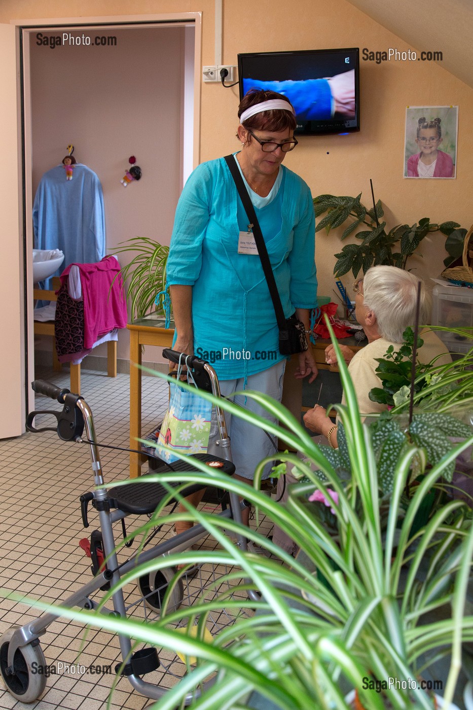 VISITE DE L'AIDE SOIGNANTE DANS LA CHAMBRE D'UNE RESIDENTE AVEC SES PLANTES VERTES, EHPAD ANDRE COUTURIER, ETABLISSEMENT PUBLIC DU SUD DE L'EURE, HEBERGEMENT POUR PERSONNES AGEES INDEPENDANTES, RUGLES, EURE (27), FRANCE 