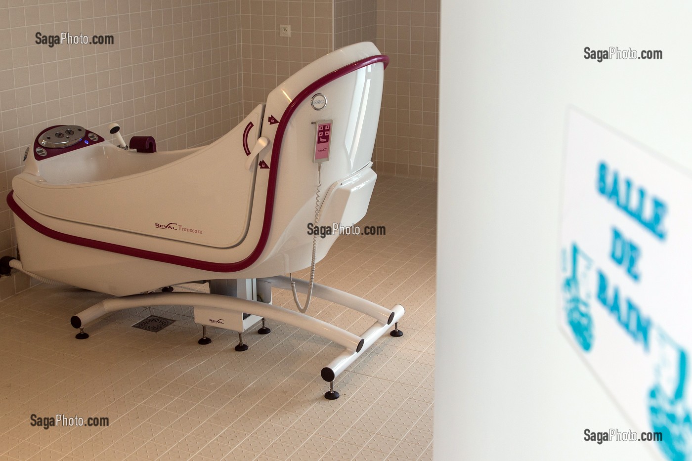 SALLE DE BAIN AVEC BAIGNOIRE DE BALNEOTHERAPIE, EHPAD ANDRE COUTURIER, ETABLISSEMENT PUBLIC DU SUD DE L'EURE, HEBERGEMENT POUR PERSONNES AGEES INDEPENDANTES, RUGLES, EURE (27), FRANCE 