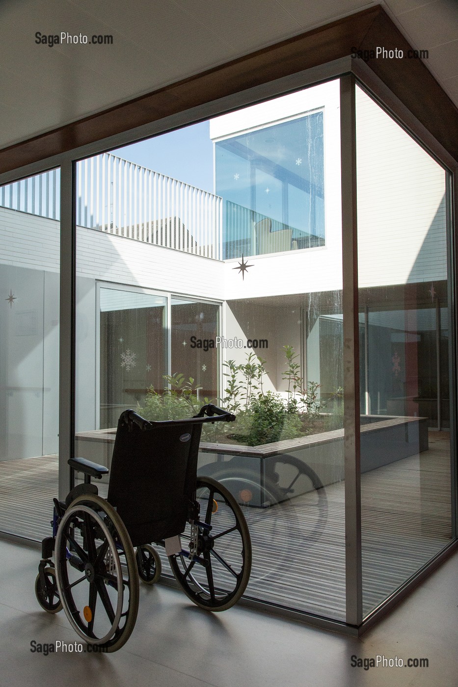 FAUTEUIL ROULANT, EHPAD ANDRE COUTURIER, ETABLISSEMENT PUBLIC DU SUD DE L'EURE, HEBERGEMENT POUR PERSONNES AGEES INDEPENDANTES, RUGLES, EURE (27), FRANCE 