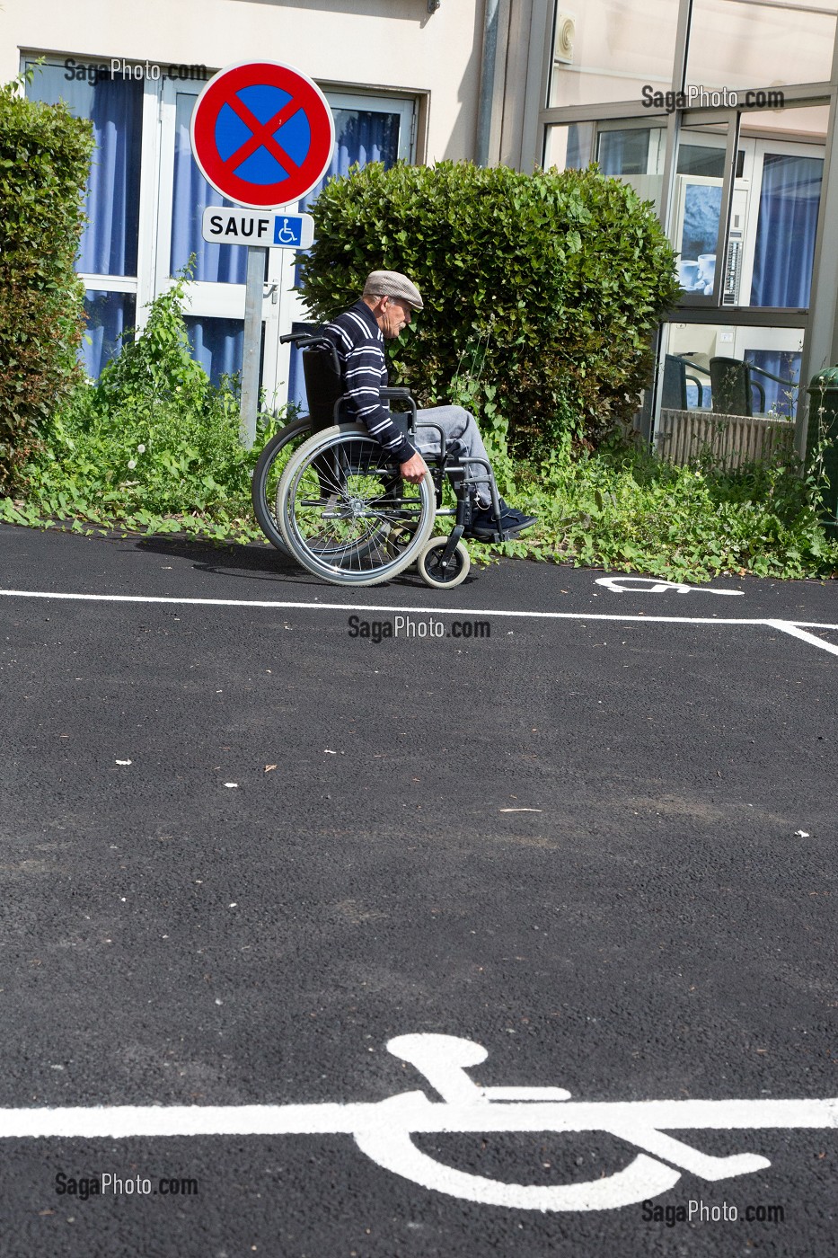 RESIDENT EN FAUTEUIL ROULANT SUR UNE ZONE DE CIRCULATION RESERVEE, EHPAD ANDRE COUTURIER, ETABLISSEMENT PUBLIC DU SUD DE L'EURE, HEBERGEMENT POUR PERSONNES AGEES INDEPENDANTES, RUGLES, EURE (27), FRANCE 