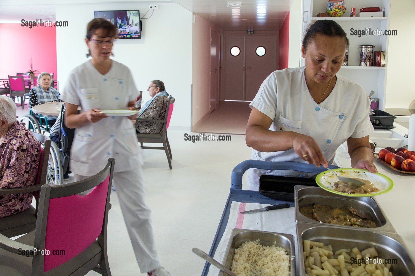 DEJEUNER DU MIDI DANS LA SALLE DE RESTAURATION, EHPAD ANDRE COUTURIER, ETABLISSEMENT PUBLIC DU SUD DE L'EURE, HEBERGEMENT POUR PERSONNES AGEES INDEPENDANTES, RUGLES, EURE (27), FRANCE 