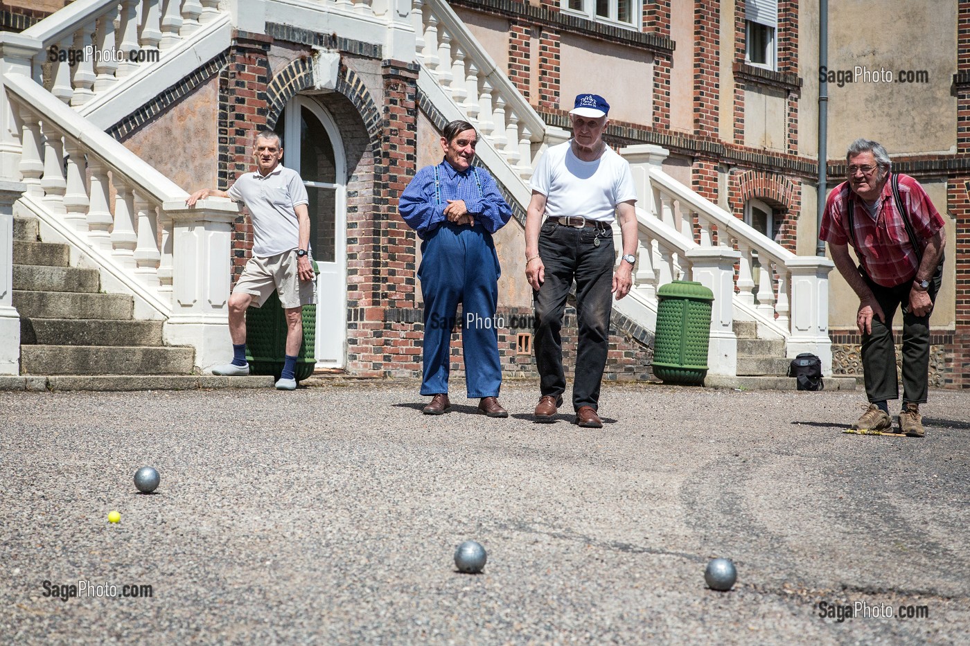 PARTIE DE PETANQUE POUR LES RESIDENTS AVEC L'ANIMATRICE DU CENTRE, EHPAD ANDRE COUTURIER, ETABLISSEMENT PUBLIC DU SUD DE L'EURE, HEBERGEMENT POUR PERSONNES AGEES INDEPENDANTES, RUGLES, EURE (27), FRANCE 